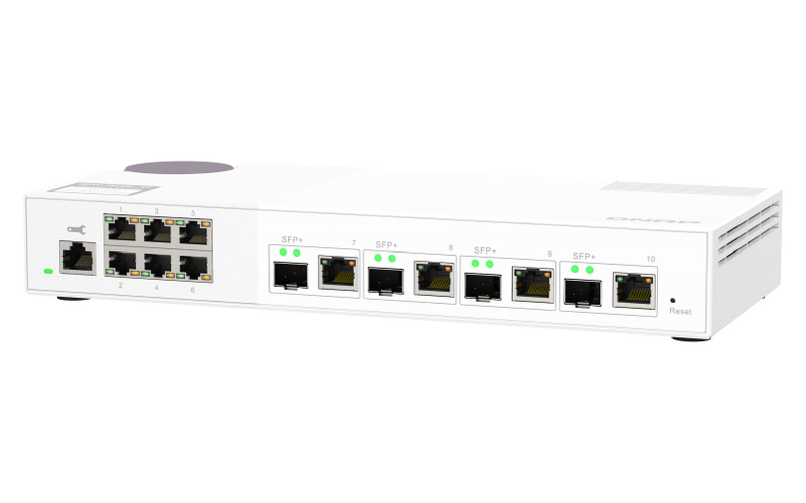 Uno switch di rete bianco con più porte. Ha spie verdi e un pulsante di ripristino. Le porte sono numerate e con SFP+.