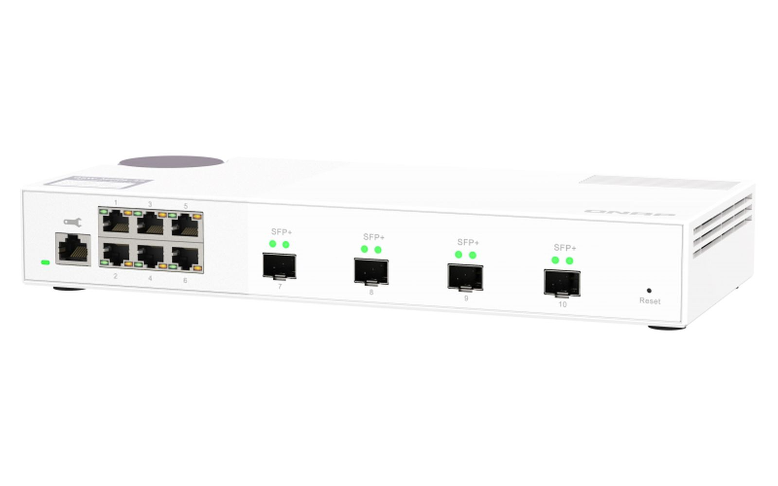 Uno switch di rete QNAP bianco con diverse porte, tra cui porte SFP+. Le luci verdi indicano l'attività. Ha un pulsante di reset.