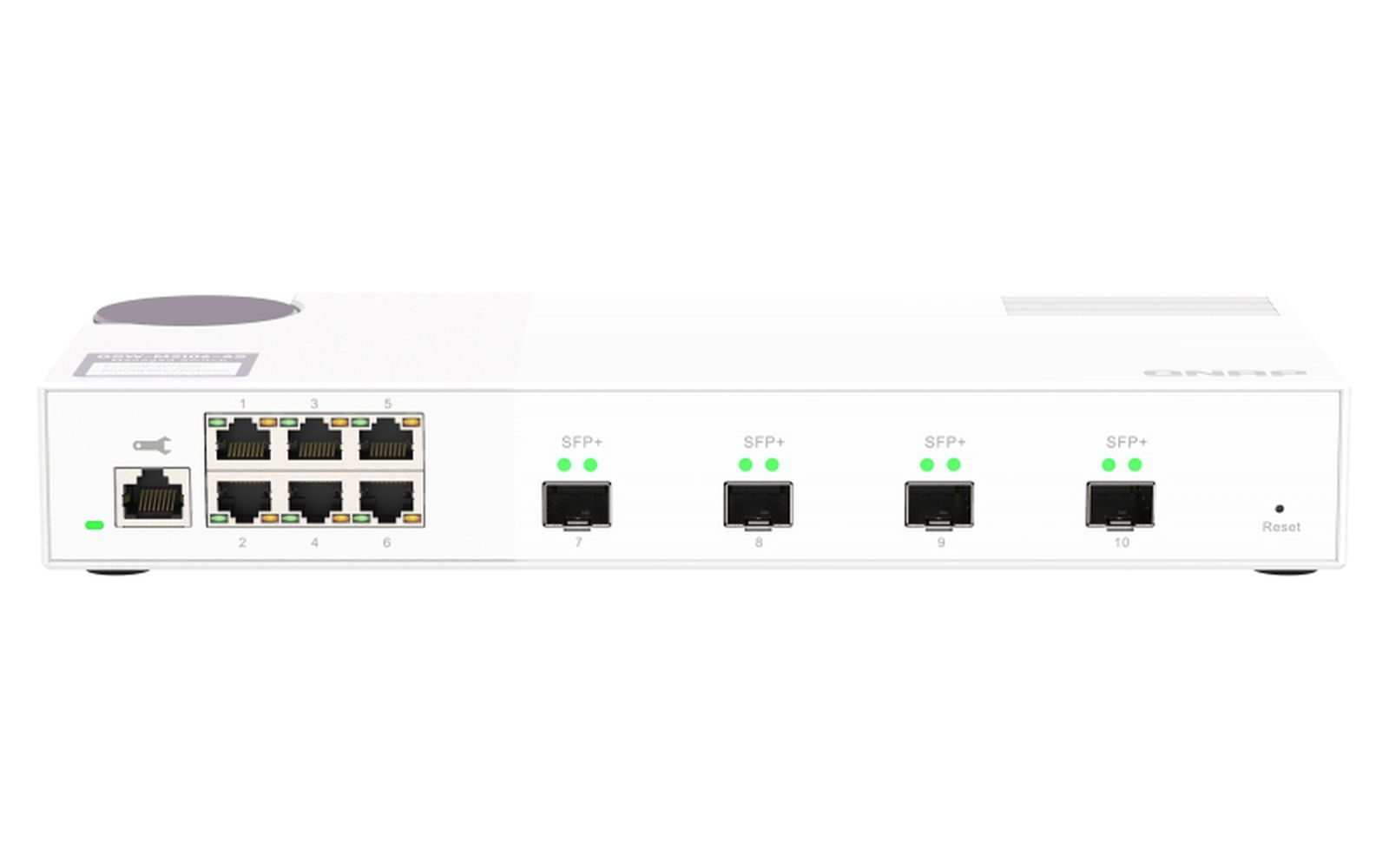 Uno switch di rete QNAP bianco con più porte e indicatori LED verdi. Include porte SFP+ ed Ethernet, con un pulsante di ripristino.