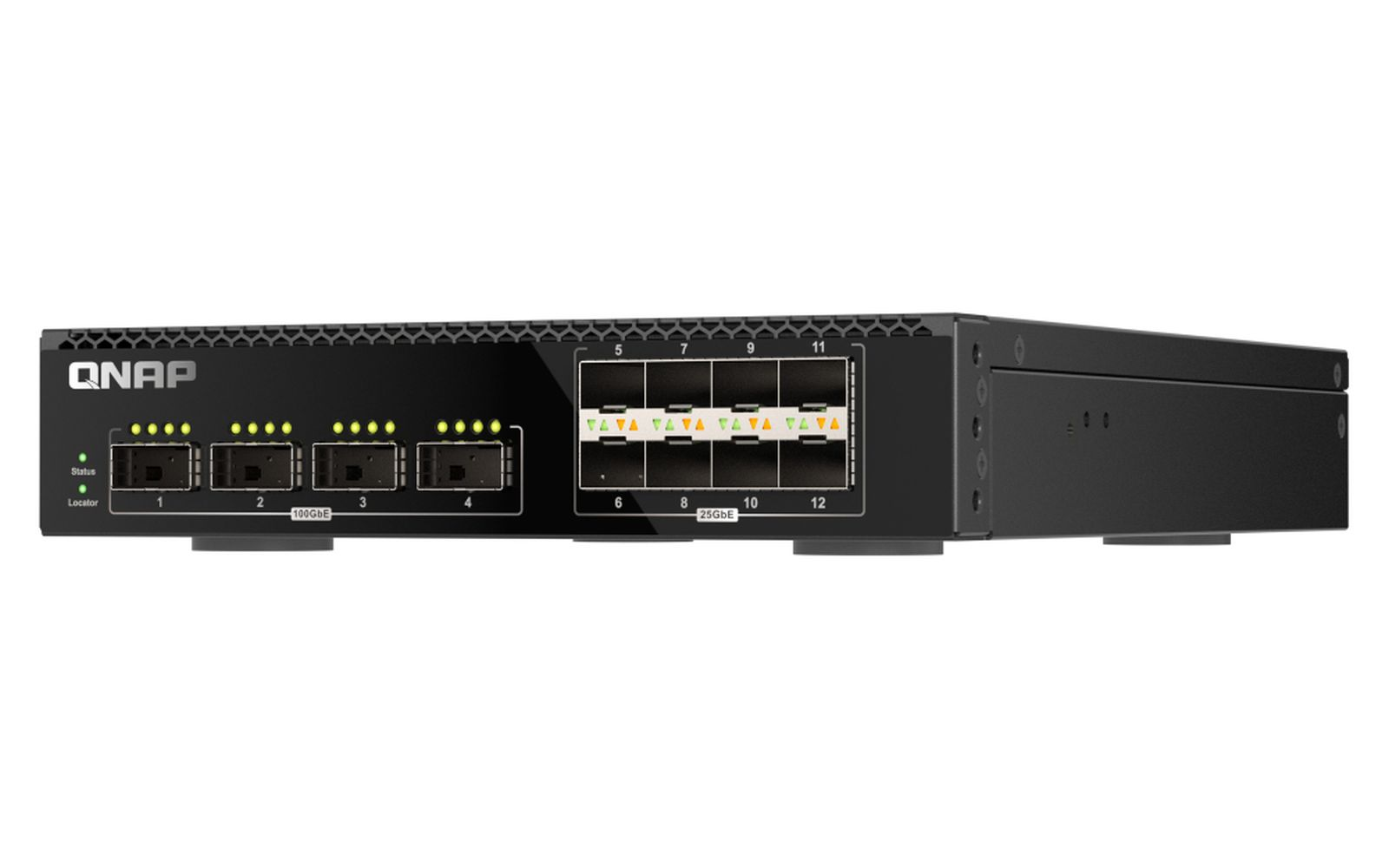 Uno switch di rete QNAP nero con più porte e spie di stato. Il dispositivo è su sfondo bianco.