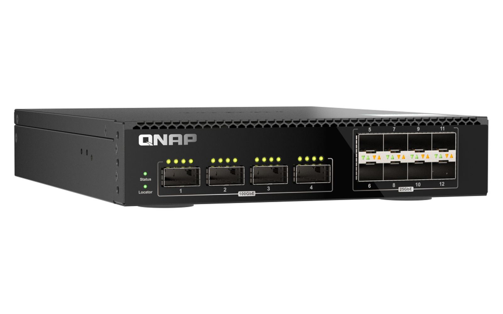 Uno switch di rete QNAP nero. Ha più porte etichettate da 1 a 4 per 100 GbE e da 5 a 12 per 25 GbE. Le spie di stato e localizzatore sono accese.