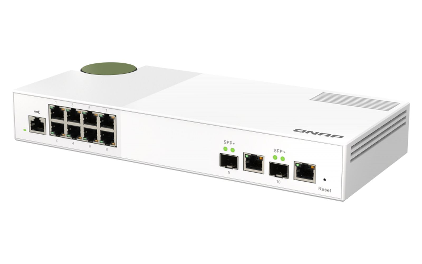 Witte QNAP netwerkswitch met meerdere poorten. Er zit een groene knop bovenop en het woord QNAP is zichtbaar.