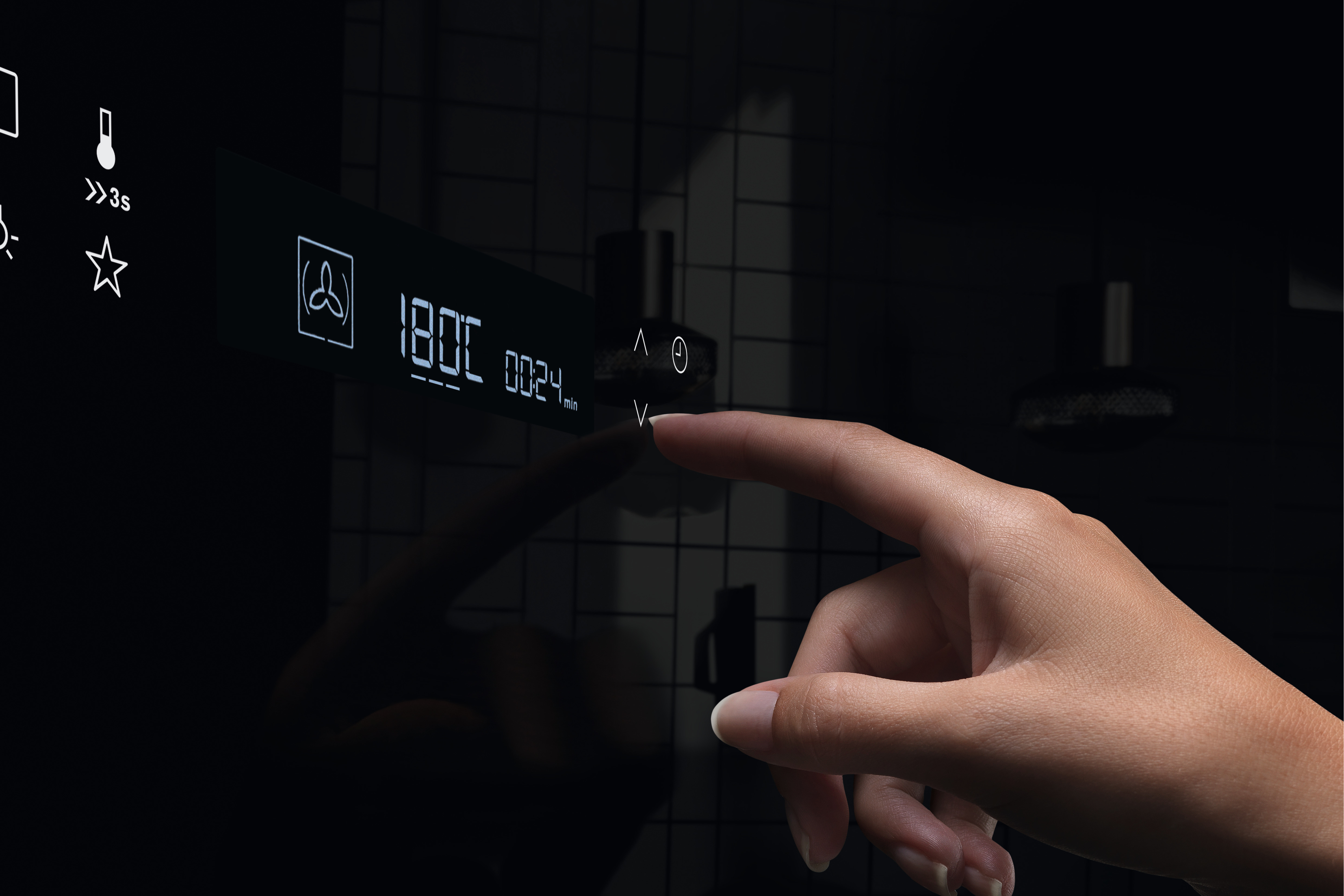 Una mano tocca il pannello di controllo del forno. Il display mostra le impostazioni e un timer. Sfondo nero.