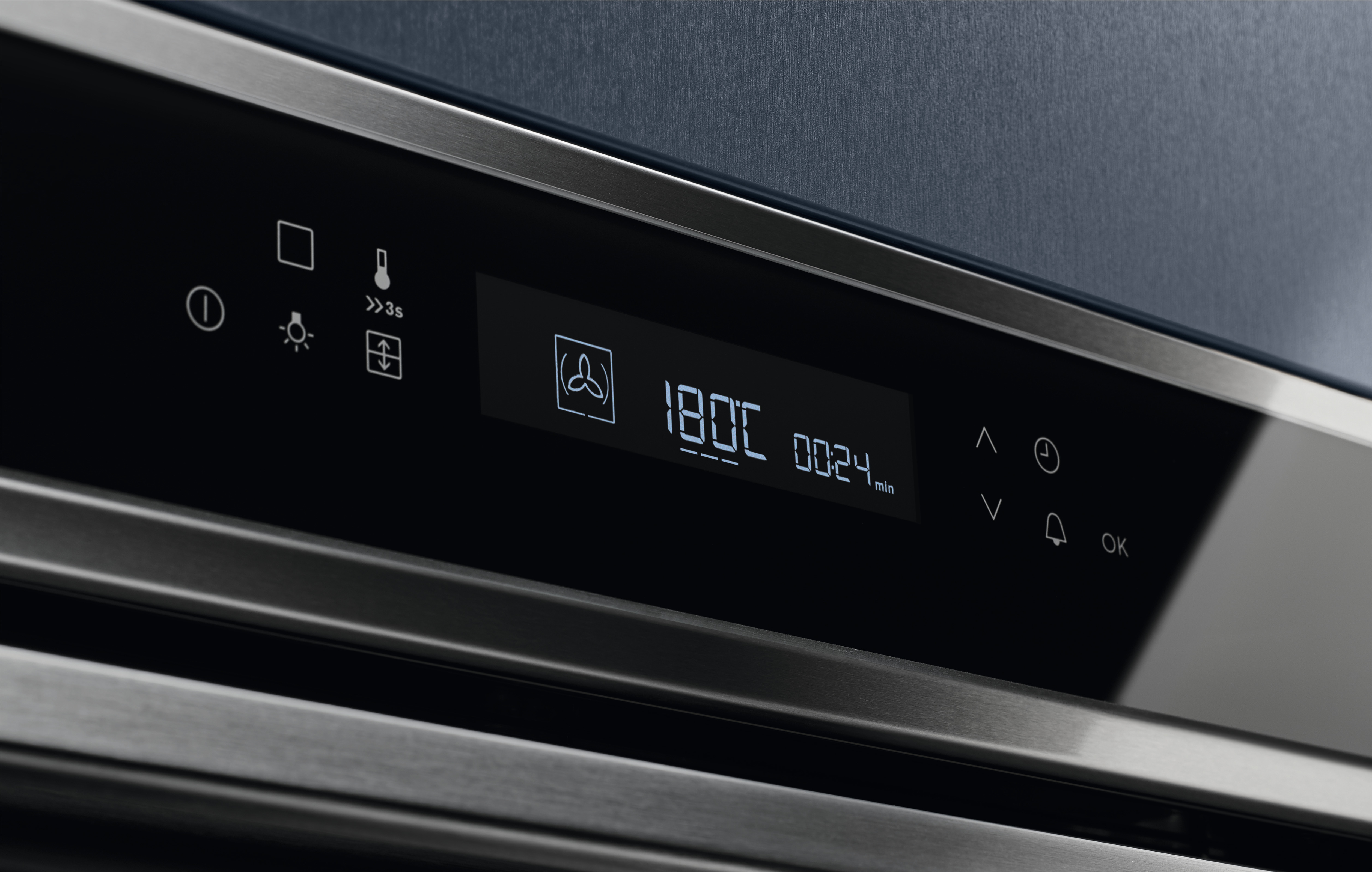 Pannello comandi forno con 180C e 00:24. Icone: ventola, luce e timer.