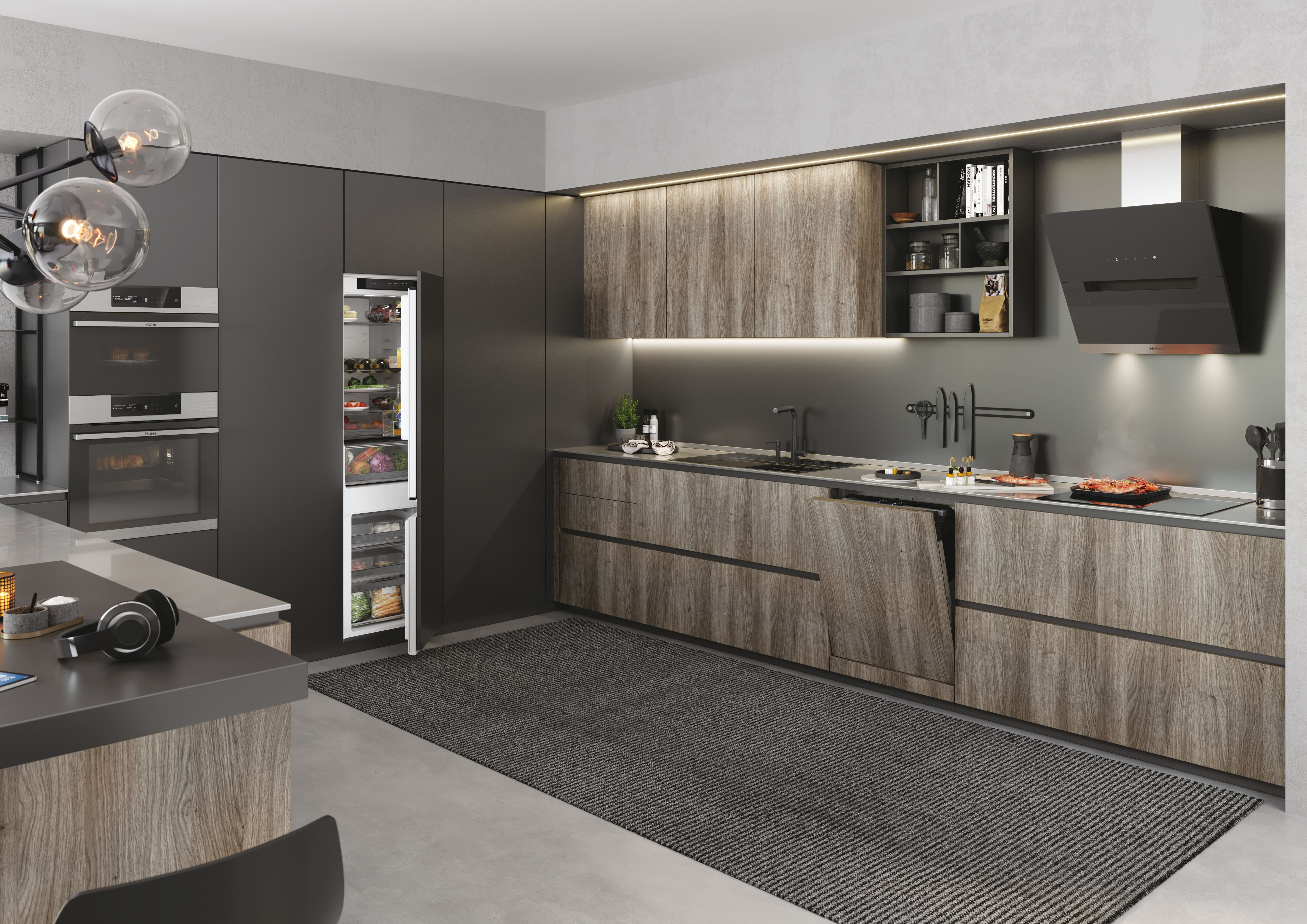 Cucina moderna con mobili in legno, frigorifero aperto e piano cottura nero con cibo. Un lampadario è sopra.