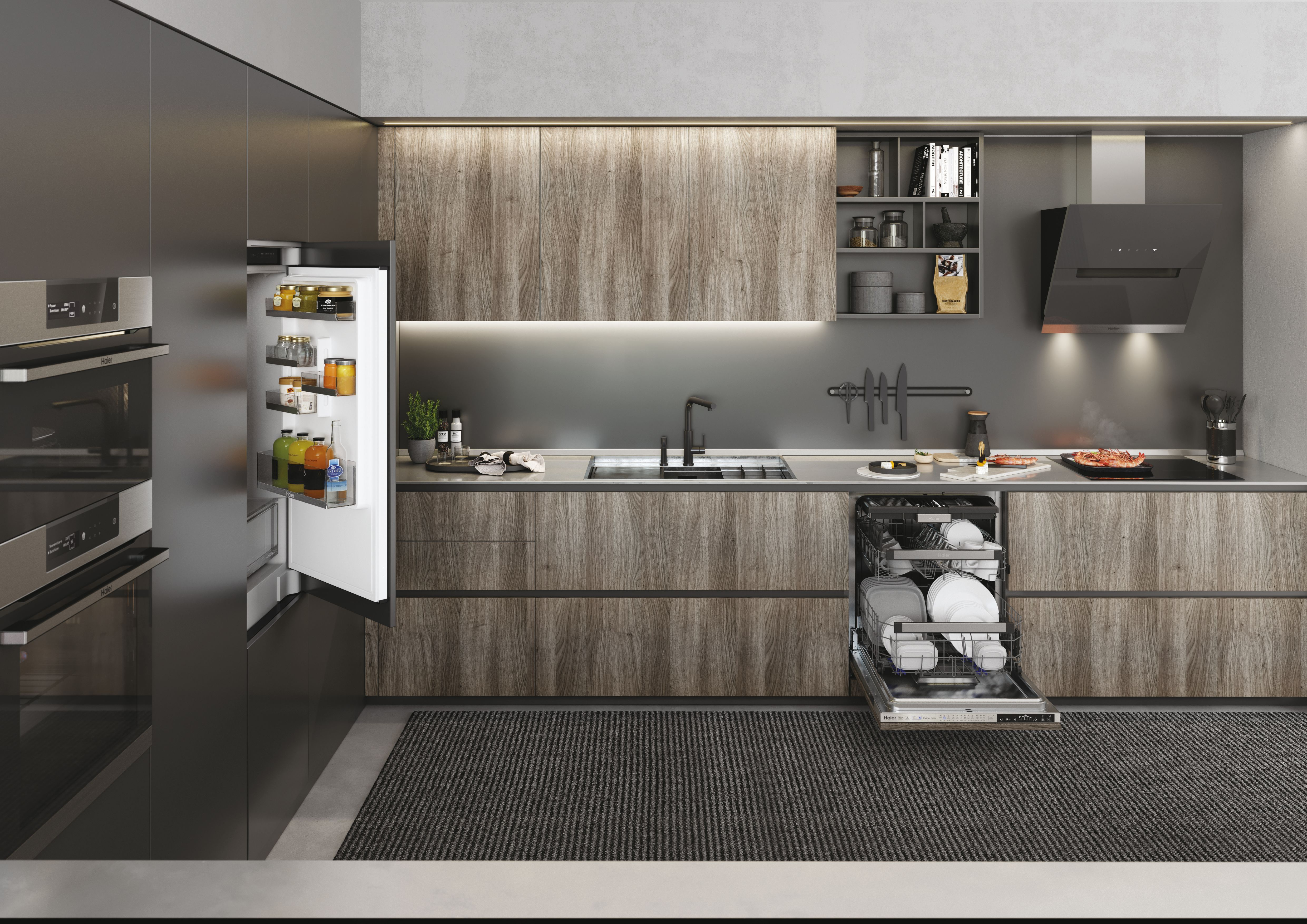 Cucina moderna con frigorifero aperto, lavastoviglie, forno, piano cottura con cibo, mobili in legno e tappeto.