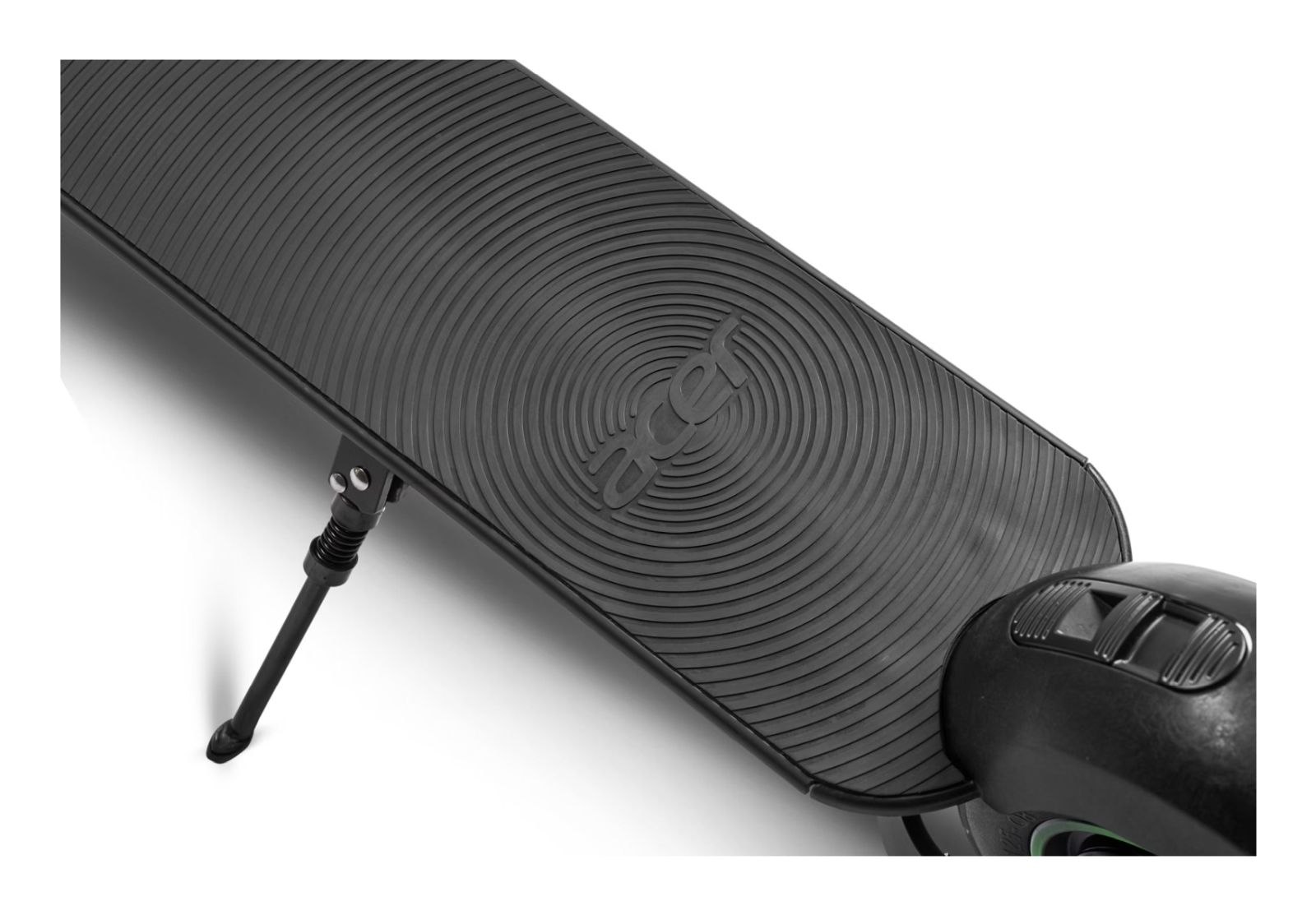 Nahaufnahme eines schwarzen Acer-Elektrorollerdecks. Das Deck hat ein konzentrisches Rillenmuster. Das Markenlogo ist auf dem Deck sichtbar.