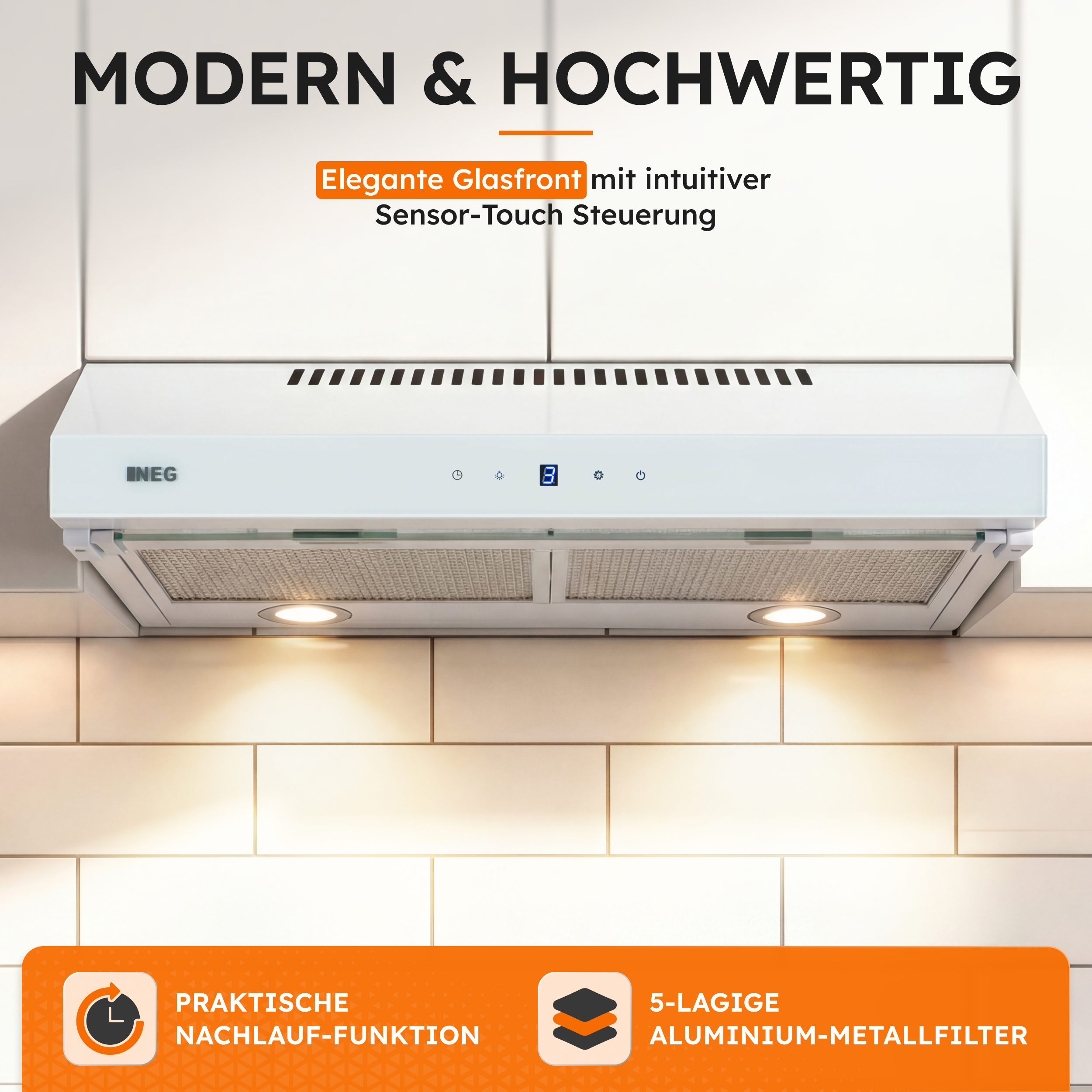 Eine weiße Dunstabzugshaube mit Glasfront und Touch-Steuerung. Enthält Metallfilter und Lichter, platziert an einer gefliesten Wand.