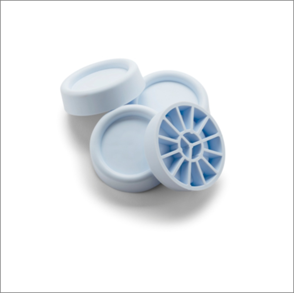 Quattro dischi di plastica azzurra su sfondo bianco. Uno ha un interno a griglia. Gli altri sono pieni.