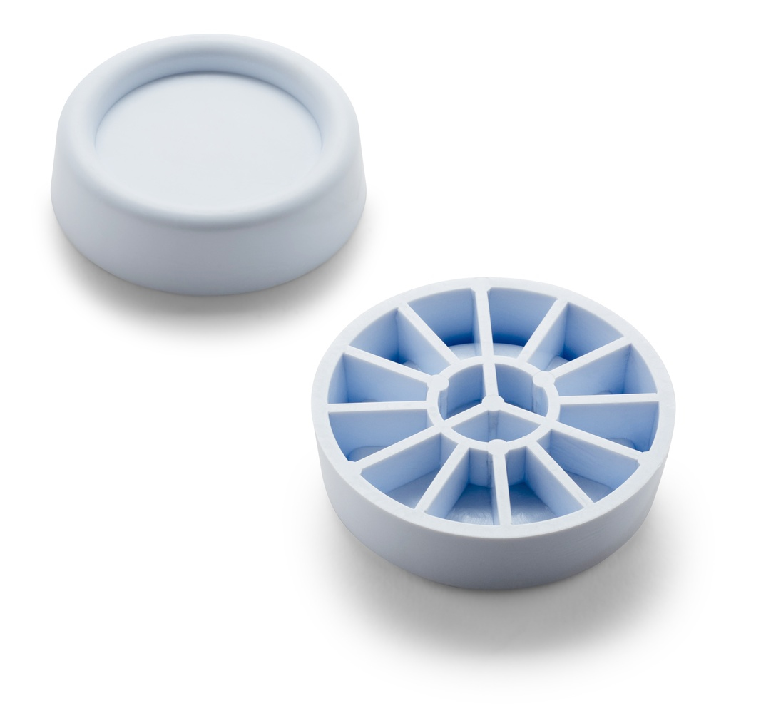 Due oggetti di plastica blu su bianco. Uno è un cilindro pieno, l'altro ha un design a ruota segmentata.