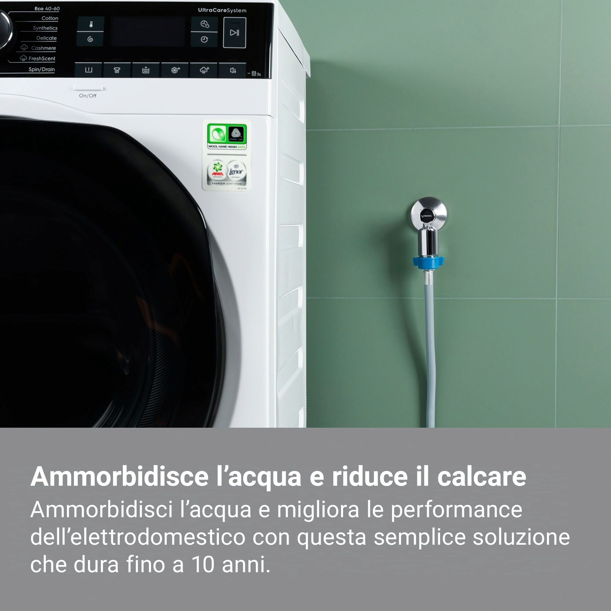Una lavatrice bianca con porta nera, un rubinetto e un muro verde.