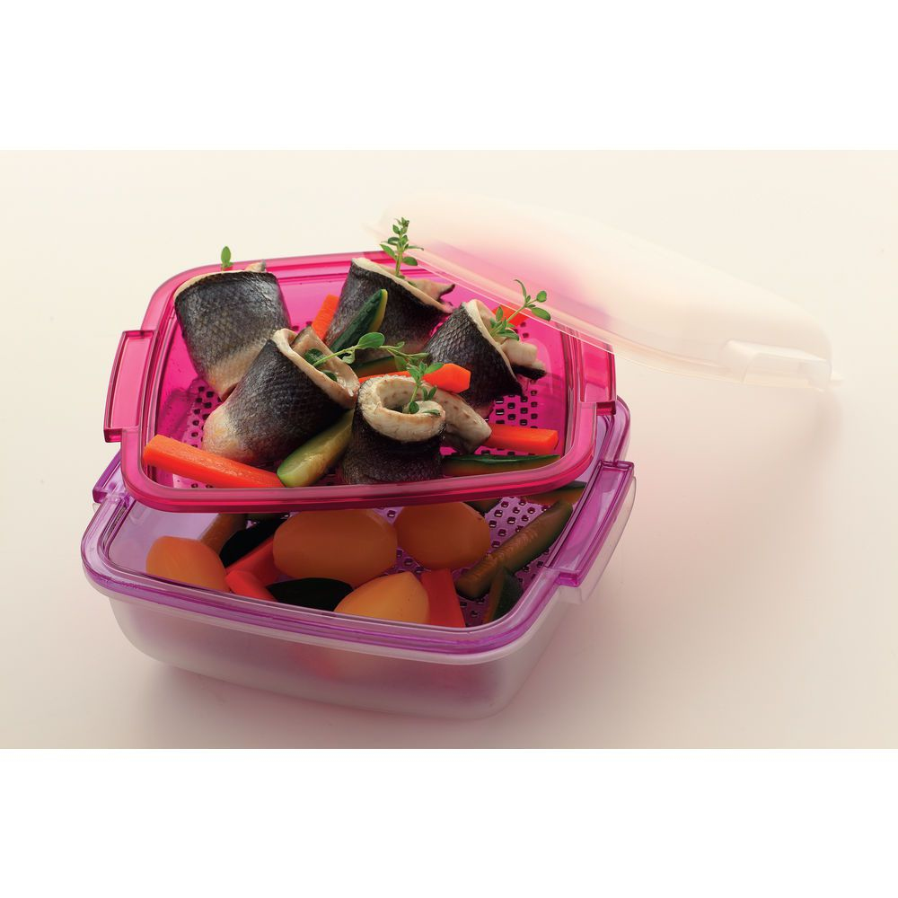 Un contenitore per alimenti rosa a due livelli con involtini di pesce, verdure ed erbe aromatiche. Il coperchio è parzialmente aperto. Lo sfondo è bianco.