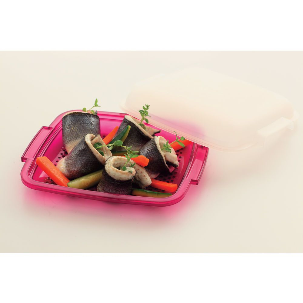 Pesce arrotolato con erbe e verdure in un contenitore rosa. Coperchio parzialmente aperto. Carote e fette di cetriolo visibili.