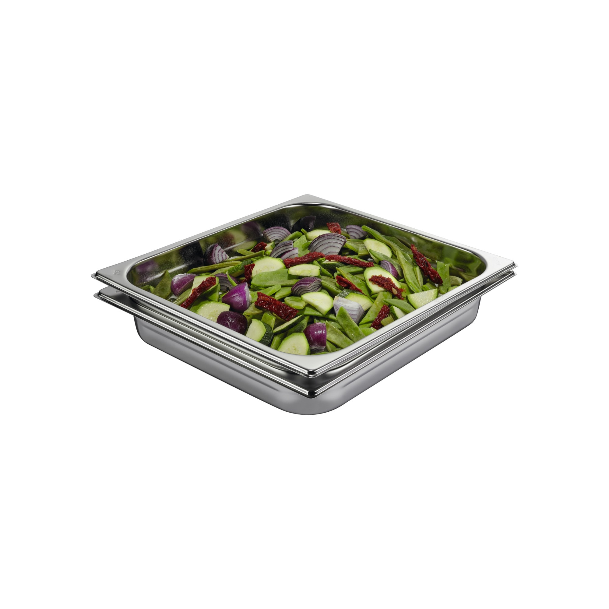 Eine Metallschale mit gemischtem Gemüse: grüne Bohnen, Zucchini, rote Zwiebeln und sonnengetrocknete Tomaten.