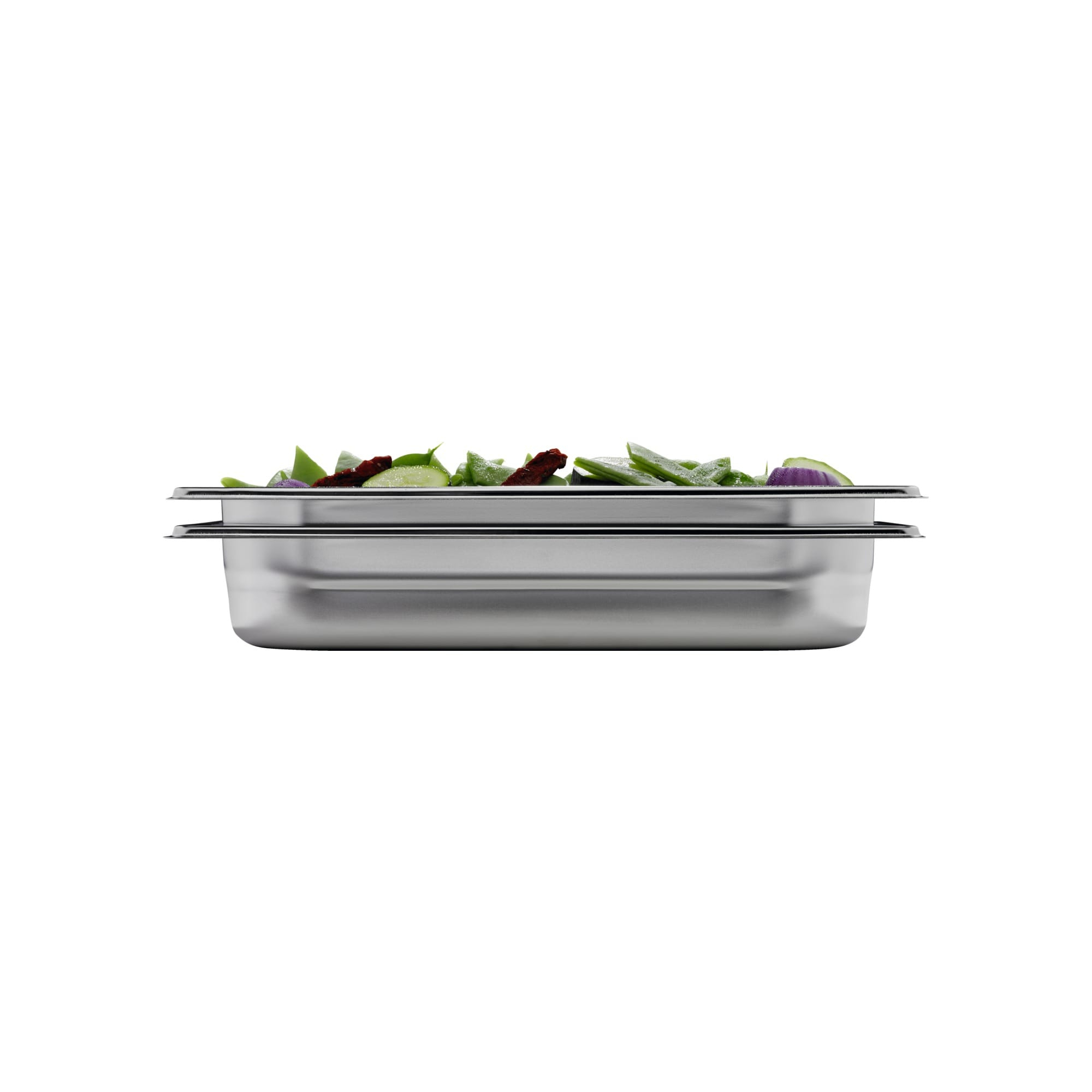 Edelstahlbehälter mit Salat aus grünen Blättern, lila Zwiebeln und getrockneten Tomaten vor weißem Hintergrund.