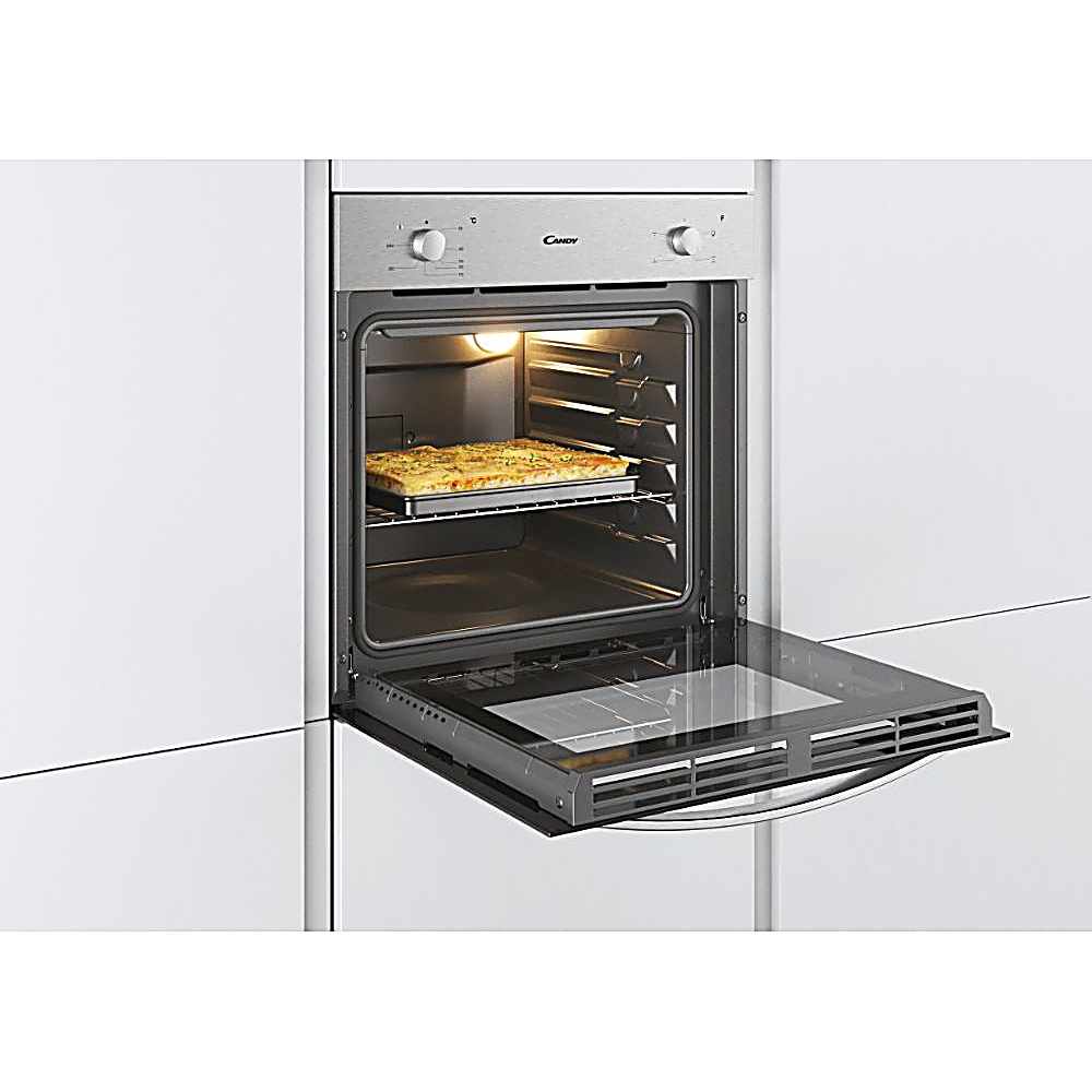 Un forno aperto con pizza su teglia. Il forno a incasso ha comandi argentati e il logo Candy.