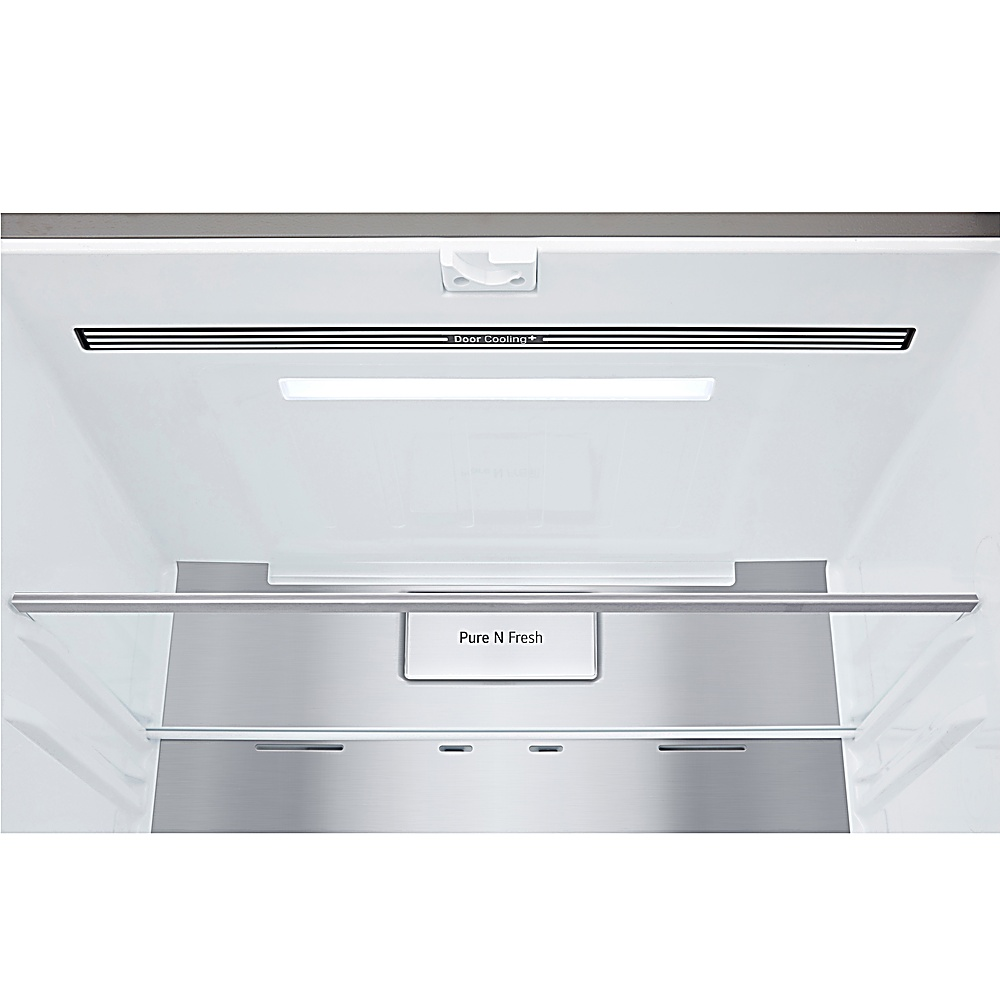 Interior de un refrigerador. Tiene estantes y una tira de luz. Un letrero dice 'Pure N Fresh'.