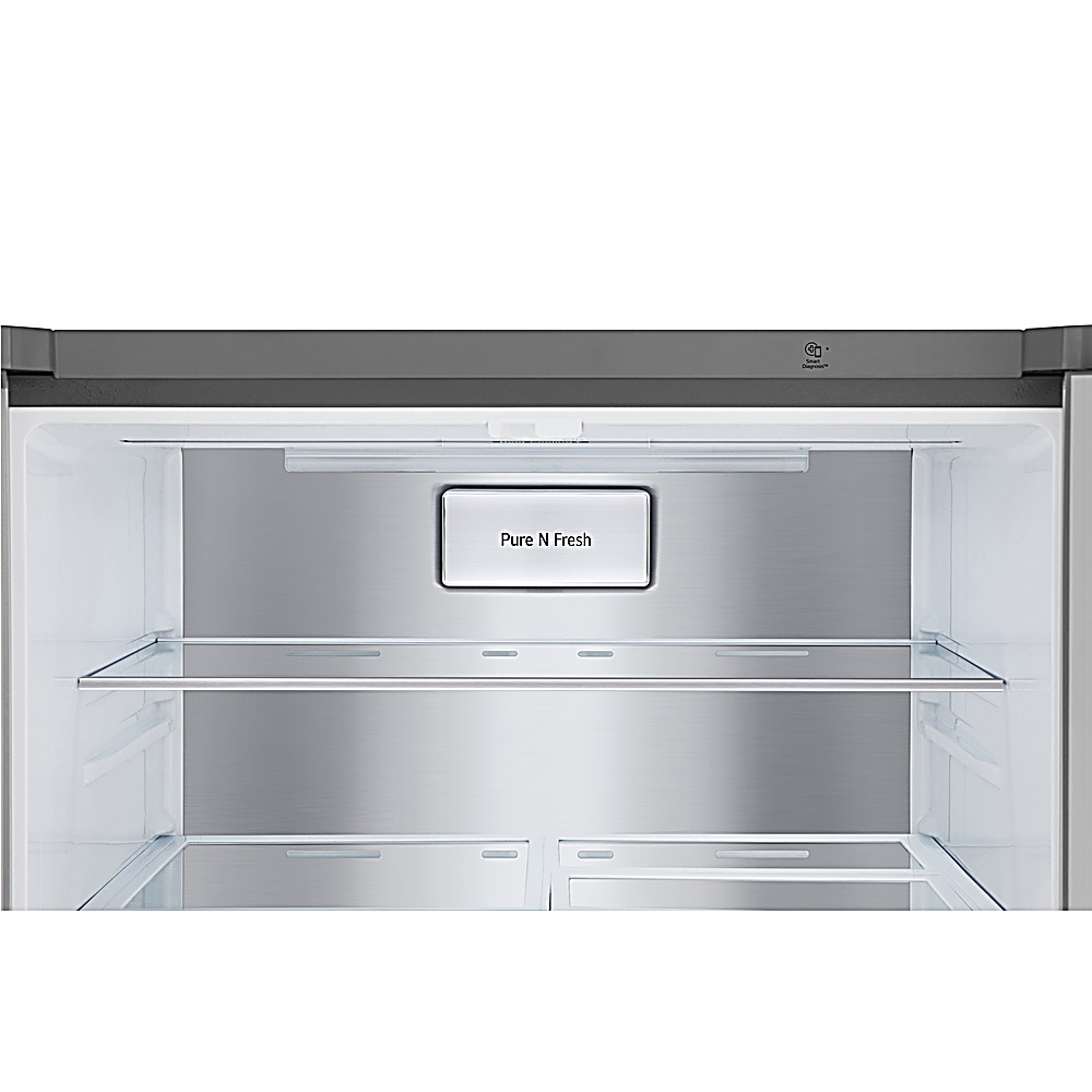 Interior de un refrigerador, con estantes de vidrio, un panel "Pure N Fresh" y una luz. El refrigerador es gris metálico.
