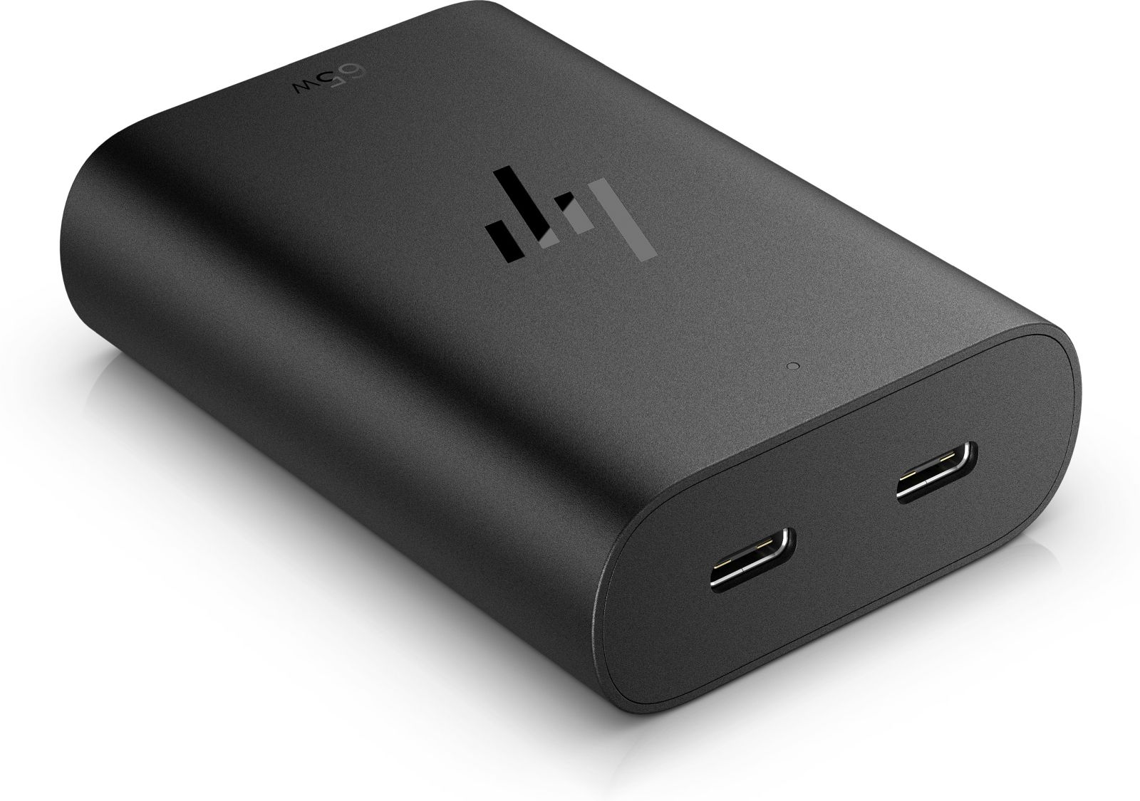 Schwarzes HP 65W-Netzteil. Verfügt über zwei USB-C-Anschlüsse. HP-Logo oben. Weißer Hintergrund. Winkelaufnahme.