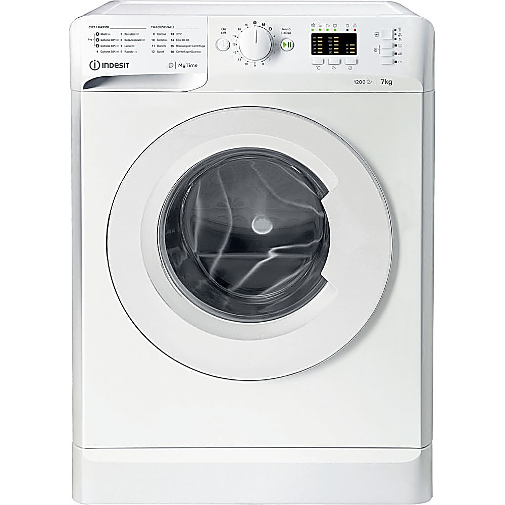 Una lavatrice Indesit bianca. Ha una porta rotonda in vetro. I comandi sono in alto. 1200 e 7 kg sono visibili sulla macchina.