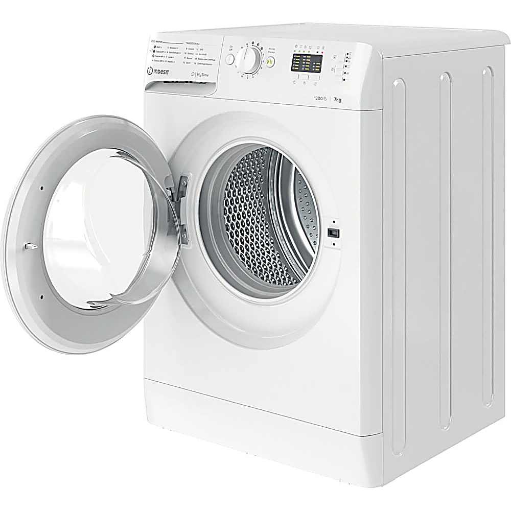 Una lavatrice Indesit bianca con la porta aperta. Il cestello è visibile. Ha pulsanti e un display digitale.
