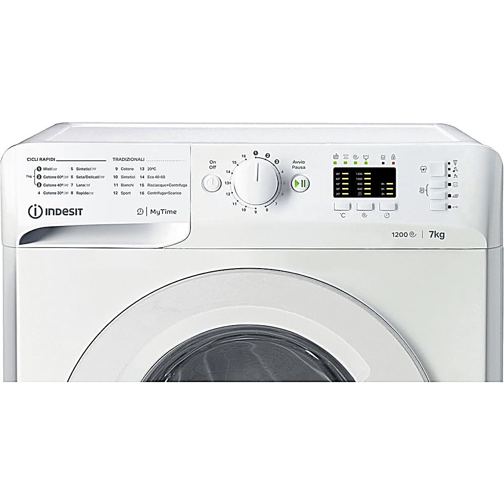 Una lavatrice Indesit bianca. Ha un pannello di controllo con manopole e pulsanti per vari programmi di lavaggio.