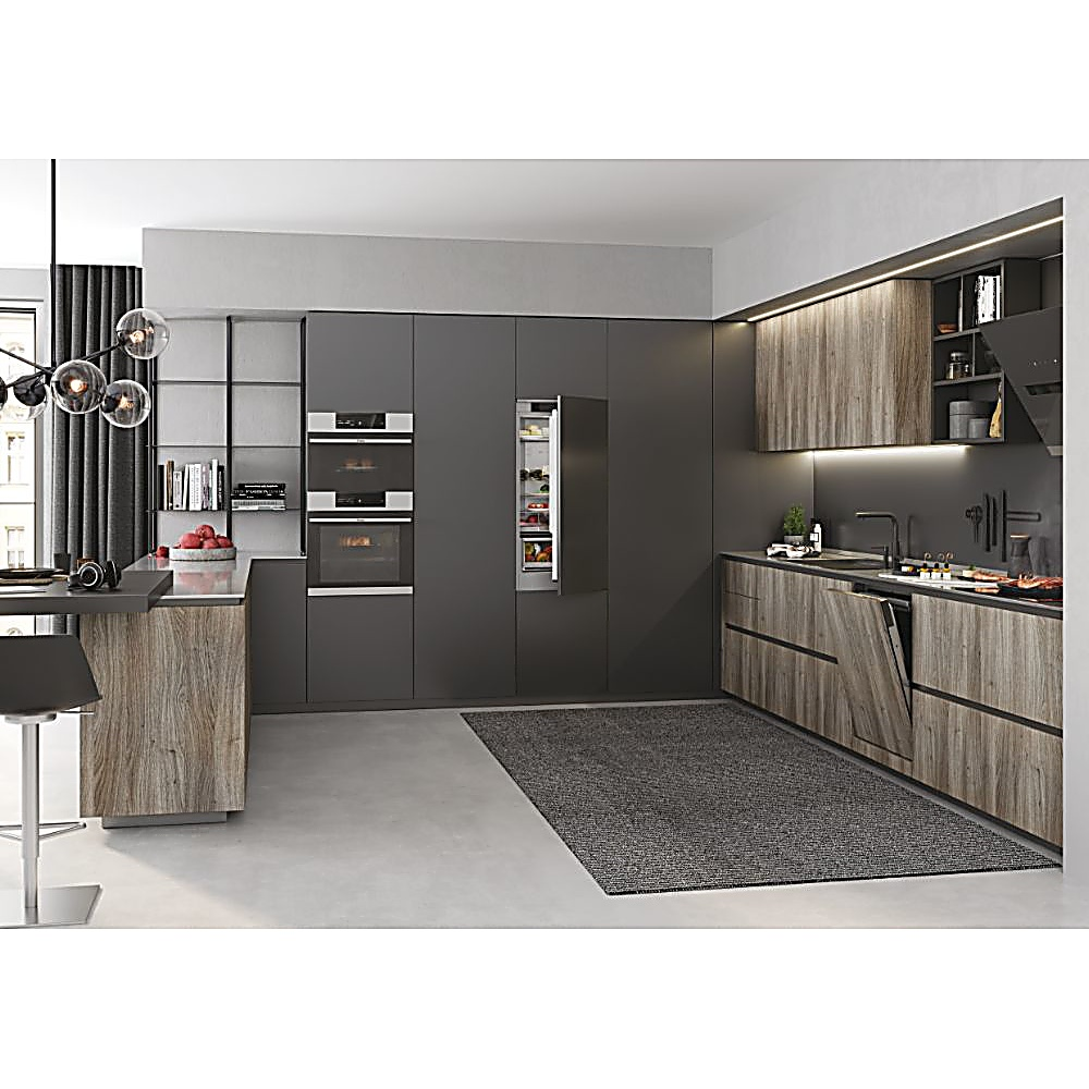 Cucina moderna con mobili grigi, dettagli in legno ed elettrodomestici in acciaio inossidabile. Un tappeto e un bar con sgabelli sono presenti.