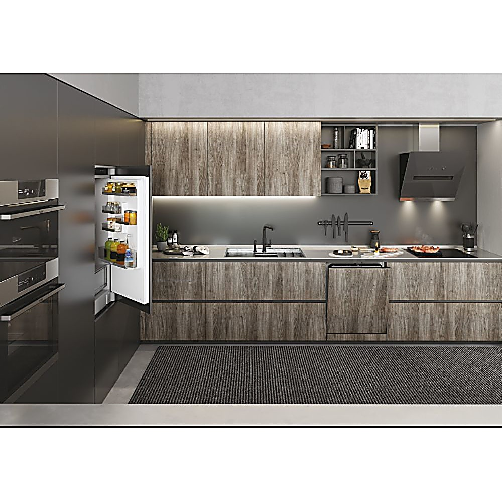 Cucina moderna con mobili in legno, frigorifero aperto con cibo, fornello con cibo, lavandino nero e tappeto grigio scuro.