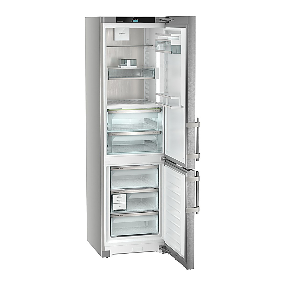 Un refrigerador de acero inoxidable con la puerta abierta. En el interior se ven estantes y cajones. La puerta tiene un asa.