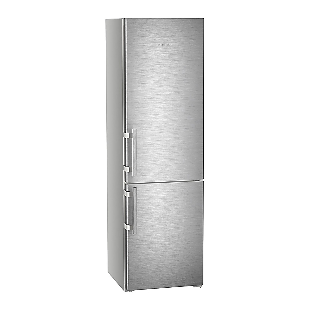Un refrigerador de acero inoxidable con dos puertas. La puerta superior tiene el nombre de la marca. Hay manijas plateadas en ambas puertas.