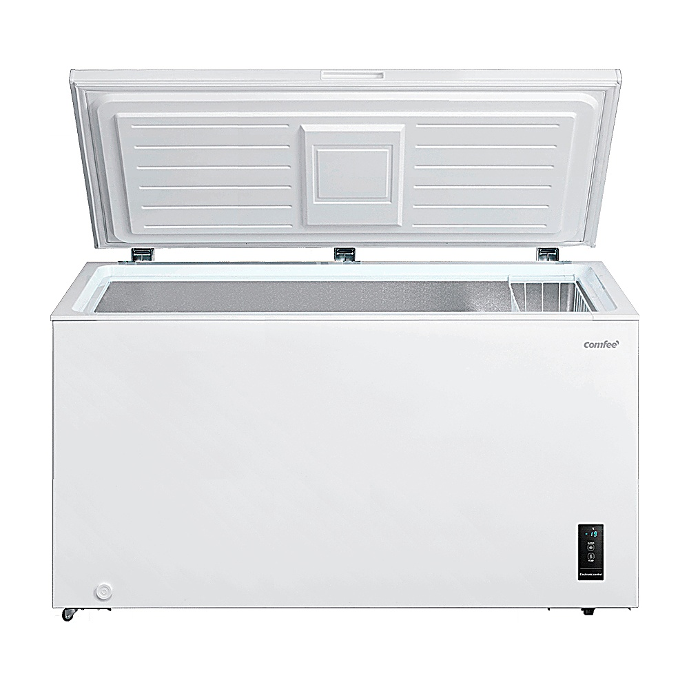Un congelatore a pozzetto bianco con coperchio aperto. Ha il logo Comfee e un display digitale.