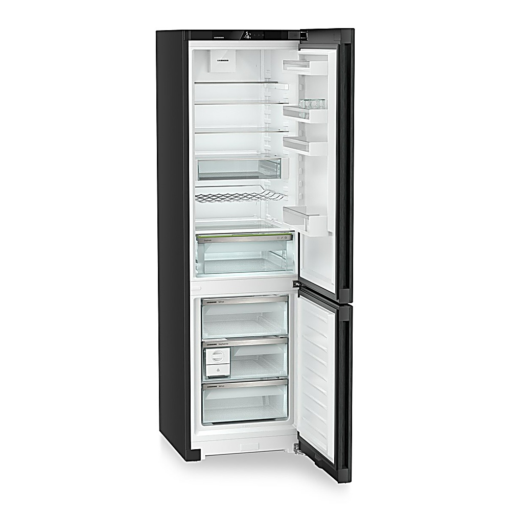 Ein schwarzer Kühlschrank mit offener Tür. Der Innenraum ist weiß mit Regalen und Schubladen. Die Tür ist schwarz mit weißem Innenraum.