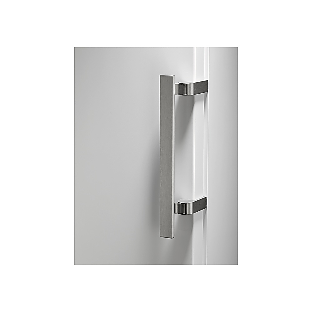 Primer plano de una puerta blanca con un tirador de acero inoxidable. El tirador es largo y rectangular.