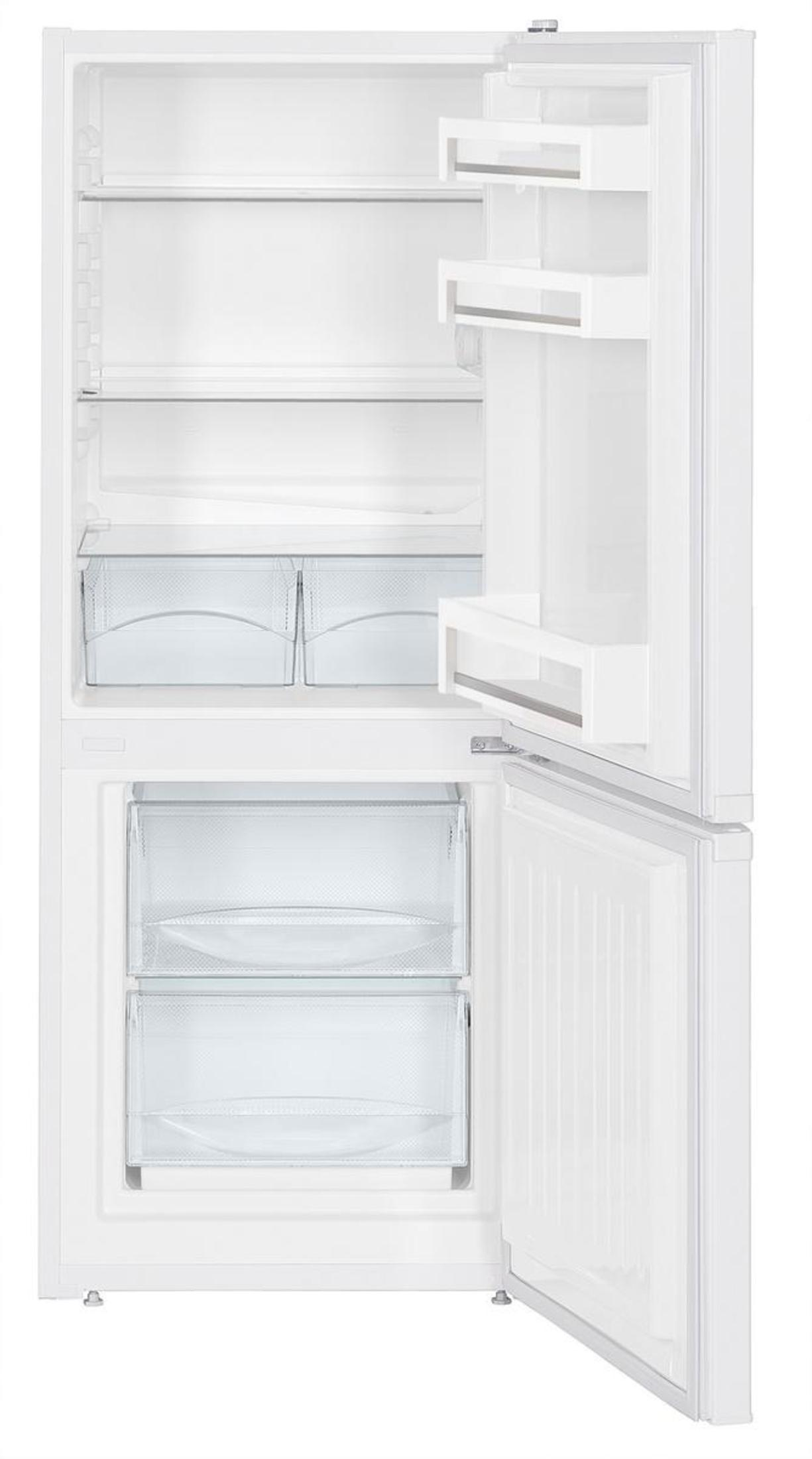 Un frigorifero bianco è aperto, rivelando ripiani, cassetti e scomparti. La porta è socchiusa, mostrando i suoi dettagli interni.