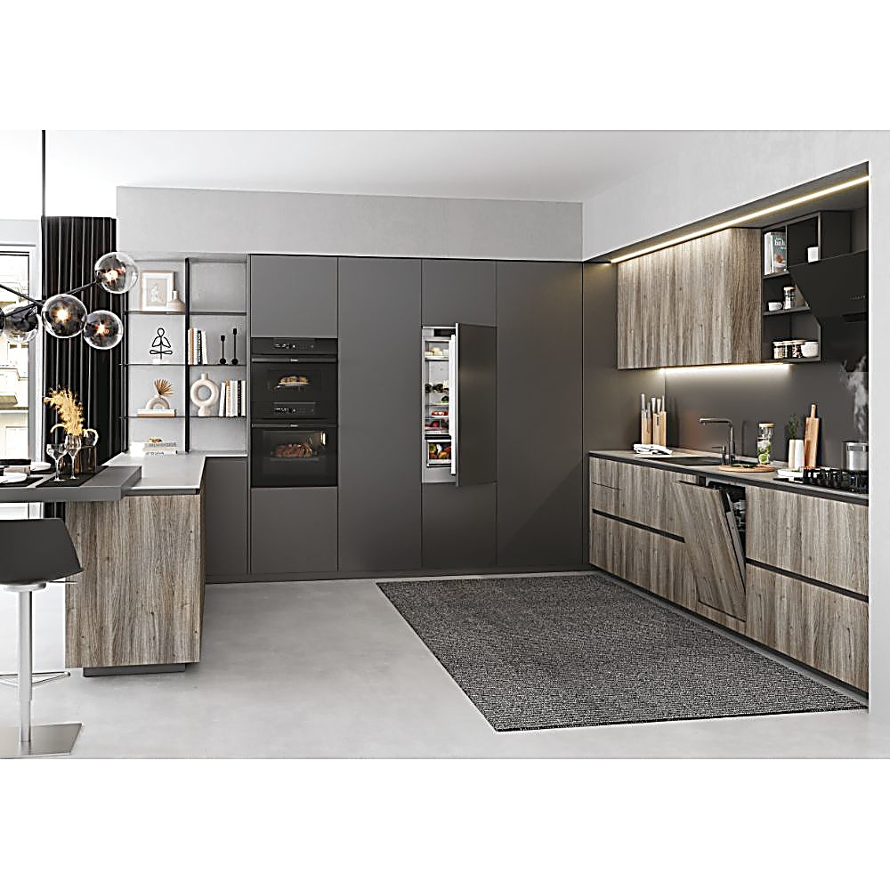 Nowoczesna kuchnia z szarymi szafkami, drewnianymi akcentami, otwartą lodówką i zmywarką. Czarny dywan na podłodze.