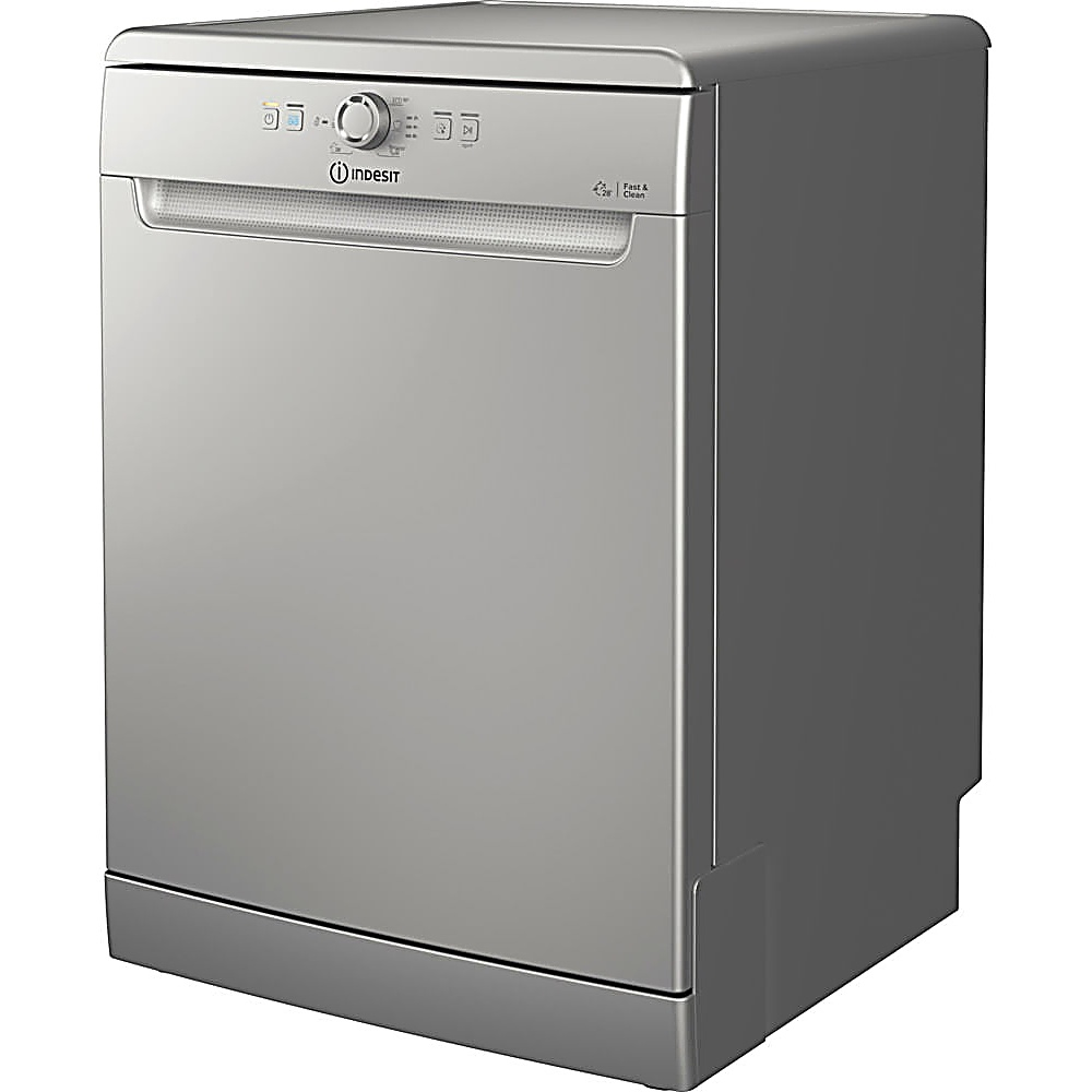 Una lavastoviglie Indesit argentata. Ha pulsanti e una manopola in alto. La porta è chiusa. Si trova su sfondo bianco.