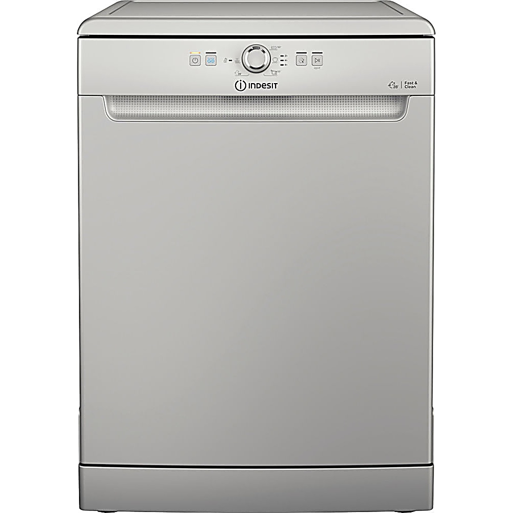 Una lavastoviglie Indesit argentata con pulsanti di controllo e display. La porta anteriore è semplice e l'apparecchio è pulito.