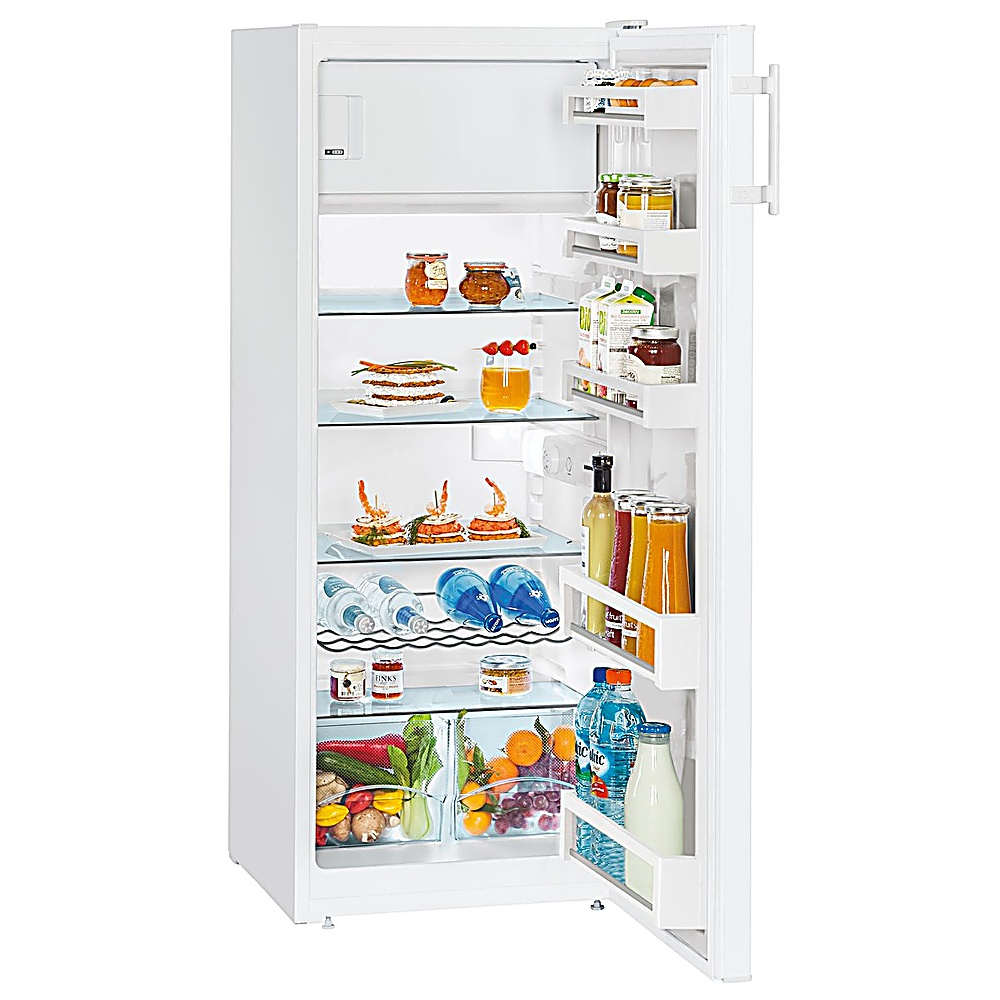 Un frigorifero bianco aperto, pieno di cibo e bevande. Barattoli, succhi, bottiglie d'acqua, frutta e verdura sono visibili sugli scaffali.