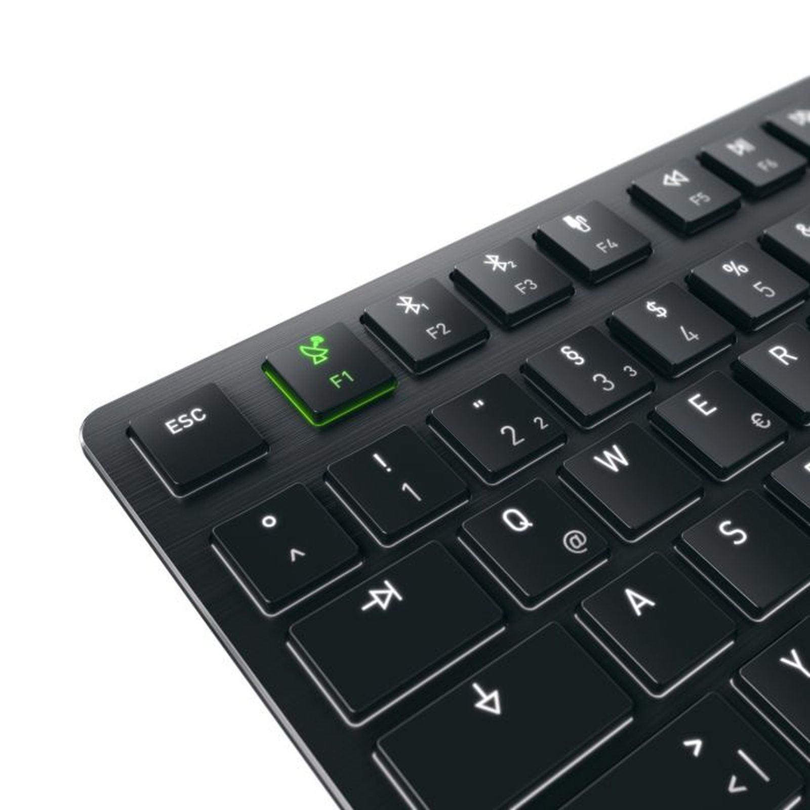Primo piano di una tastiera nera con lettere bianche. Il tasto F1 è evidenziato in verde, insieme al tasto ESC.