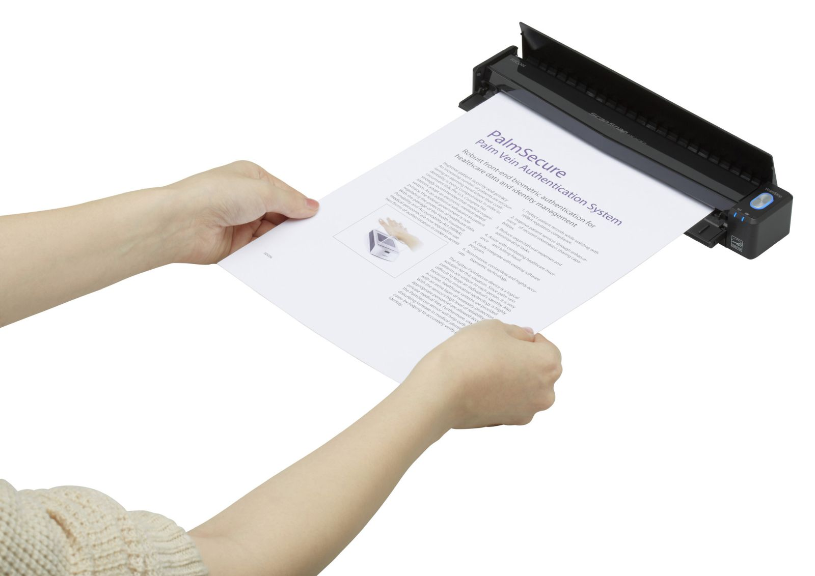 Ręce trzymają białą kartkę wchodzącą do czarnego skanera. Na kartce znajduje się tekst o PalmSecure i opiece zdrowotnej.