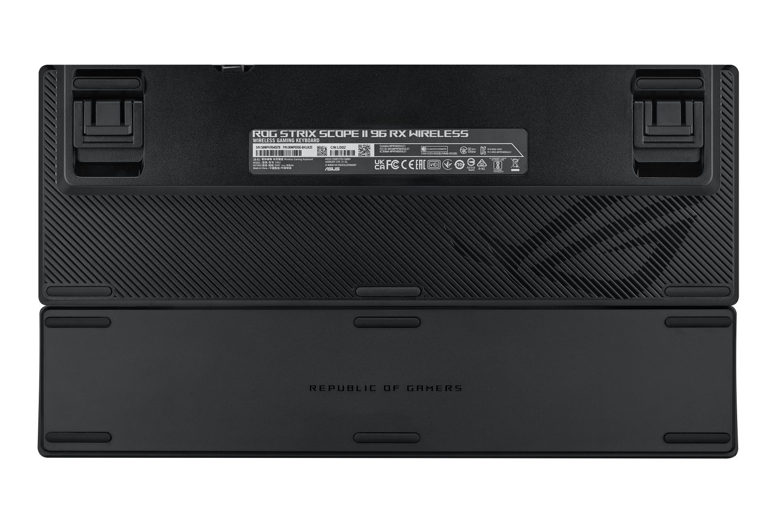 Czarna klawiatura ROG Strix Scope II 96 RX Wireless, widok od spodu, z etykietami informacyjnymi.