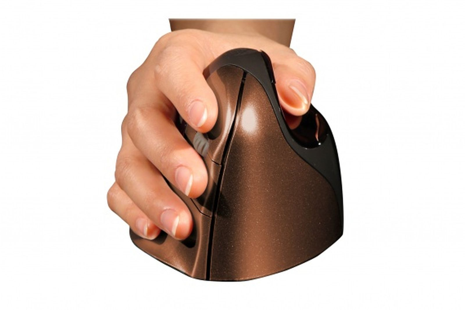 Een hand houdt een bruine ergonomische muis met zwarte accenten vast. De achtergrond is wit.