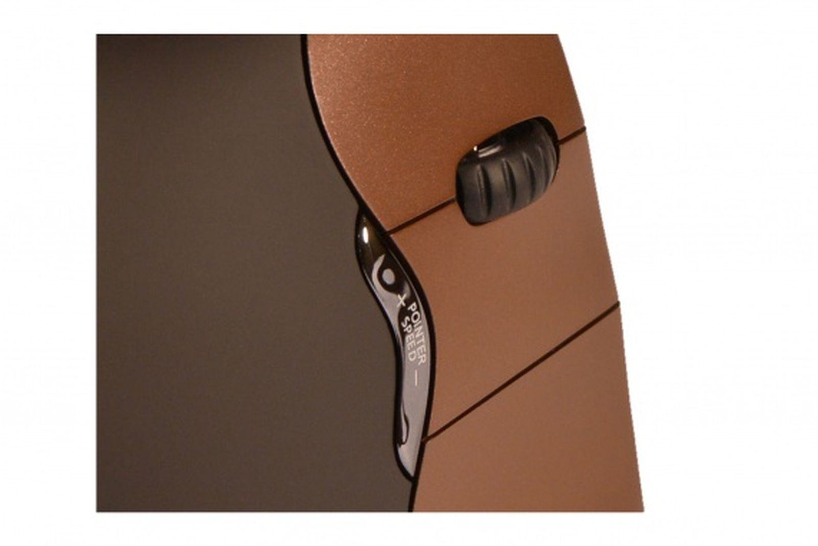 Een close-up toont een bruin oppervlak met een zwarte knop en een zilveren bedieningspaneel met de tekst 'pointer speed'.