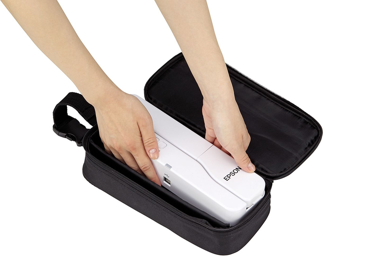 Hände legen ein weißes Epson-Gerät in eine schwarze Tragetasche. Die Tasche ist offen und zeigt das Gerät und sein Inneres.