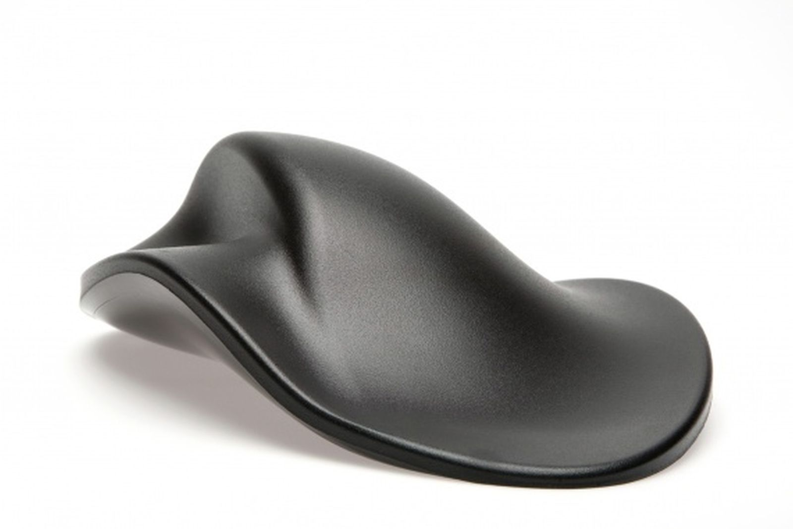 Czarna, ergonomiczna podpórka pod nadgarstek, zakrzywiona i uformowana, spoczywa na białym tle. Wydaje się gładka i błyszcząca.