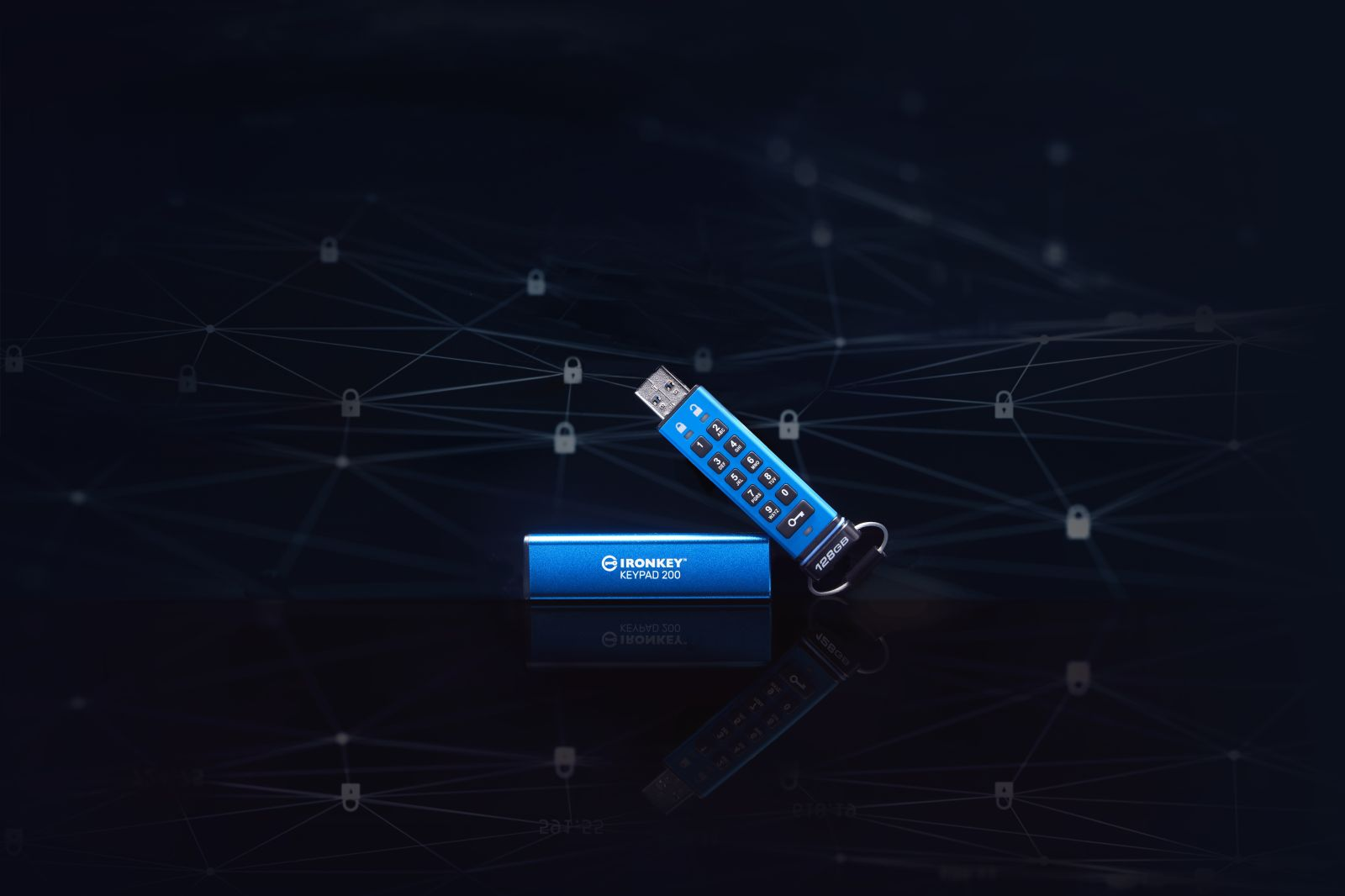 Niebieski dysk USB Ironkey Keypad 200 z klawiaturą. Poniżej niebieski prostokąt. Ciemne tło z ikonami bezpieczeństwa sieci.