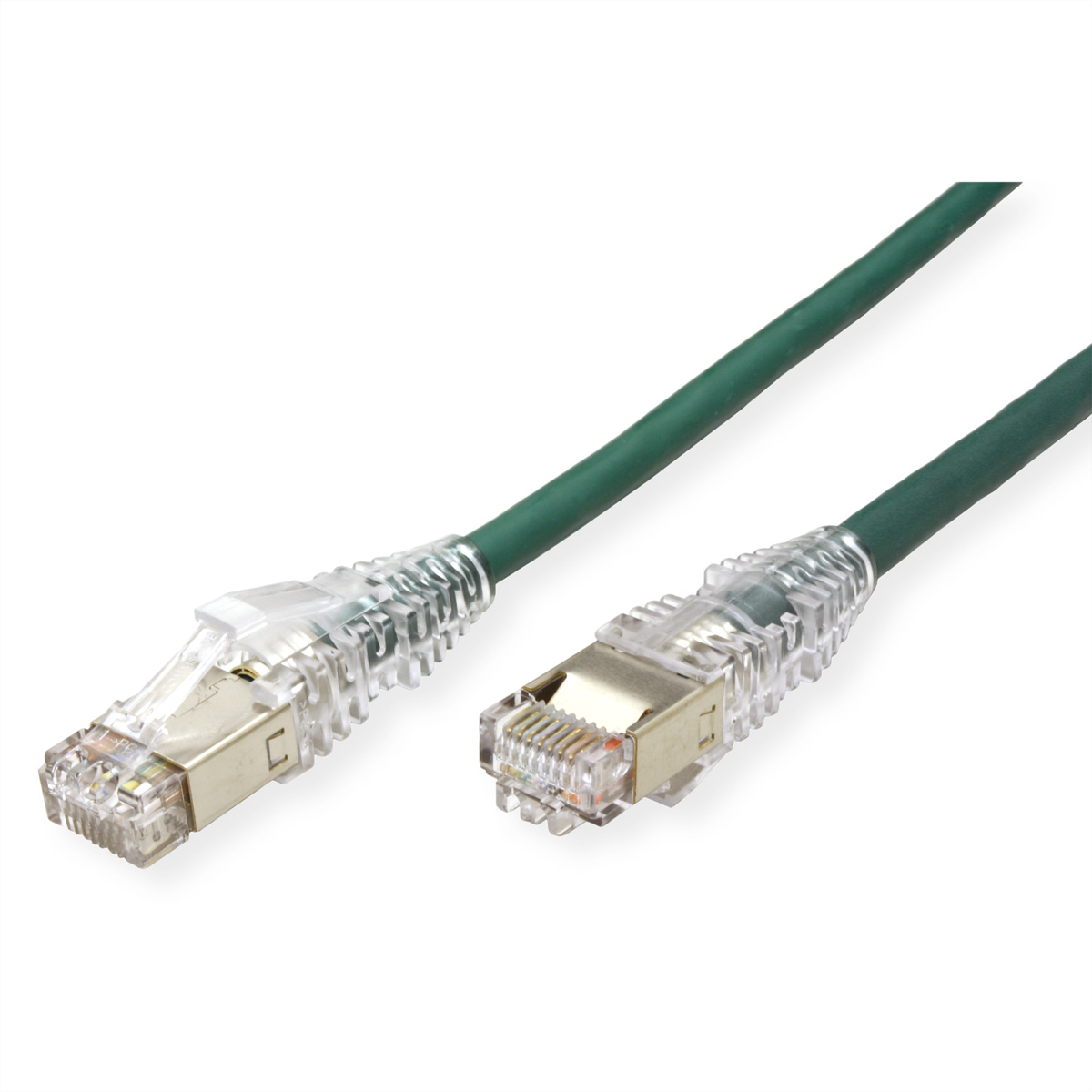 Deux câbles Ethernet verts avec des connecteurs transparents sont placés en diagonale sur fond blanc. Un connecteur est focalisé.