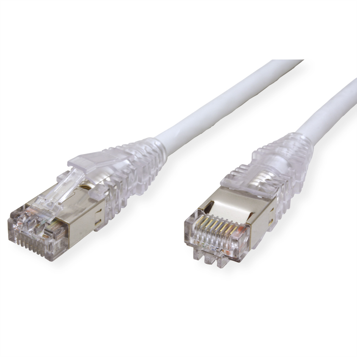 Deux câbles Ethernet blancs avec des connecteurs transparents sur fond blanc. L'un est plus proche, montrant les contacts métalliques.