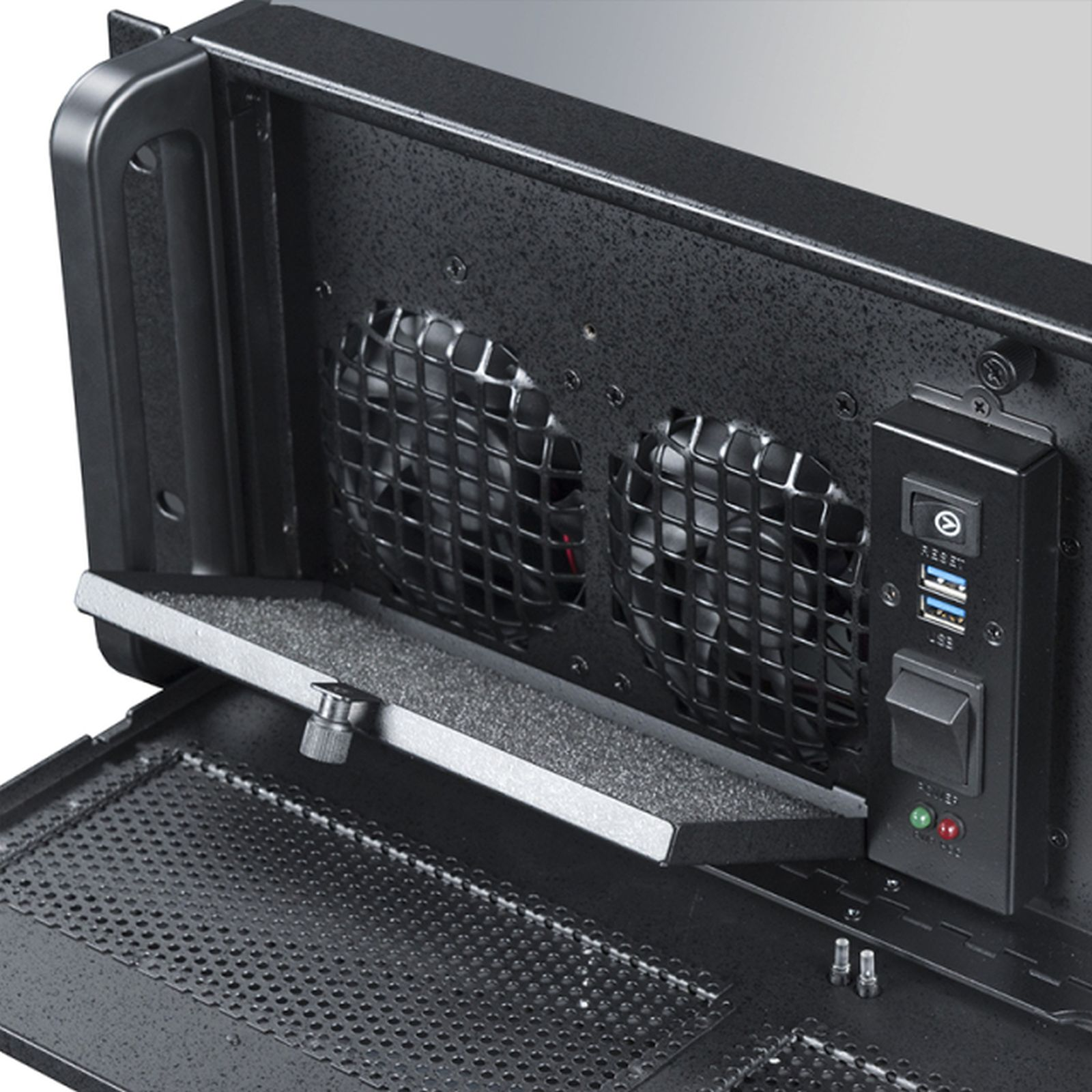 À l'intérieur d'un boîtier d'ordinateur avec ventilateurs, bouton d'alimentation, ports USB et interrupteur. Le boîtier est noir.