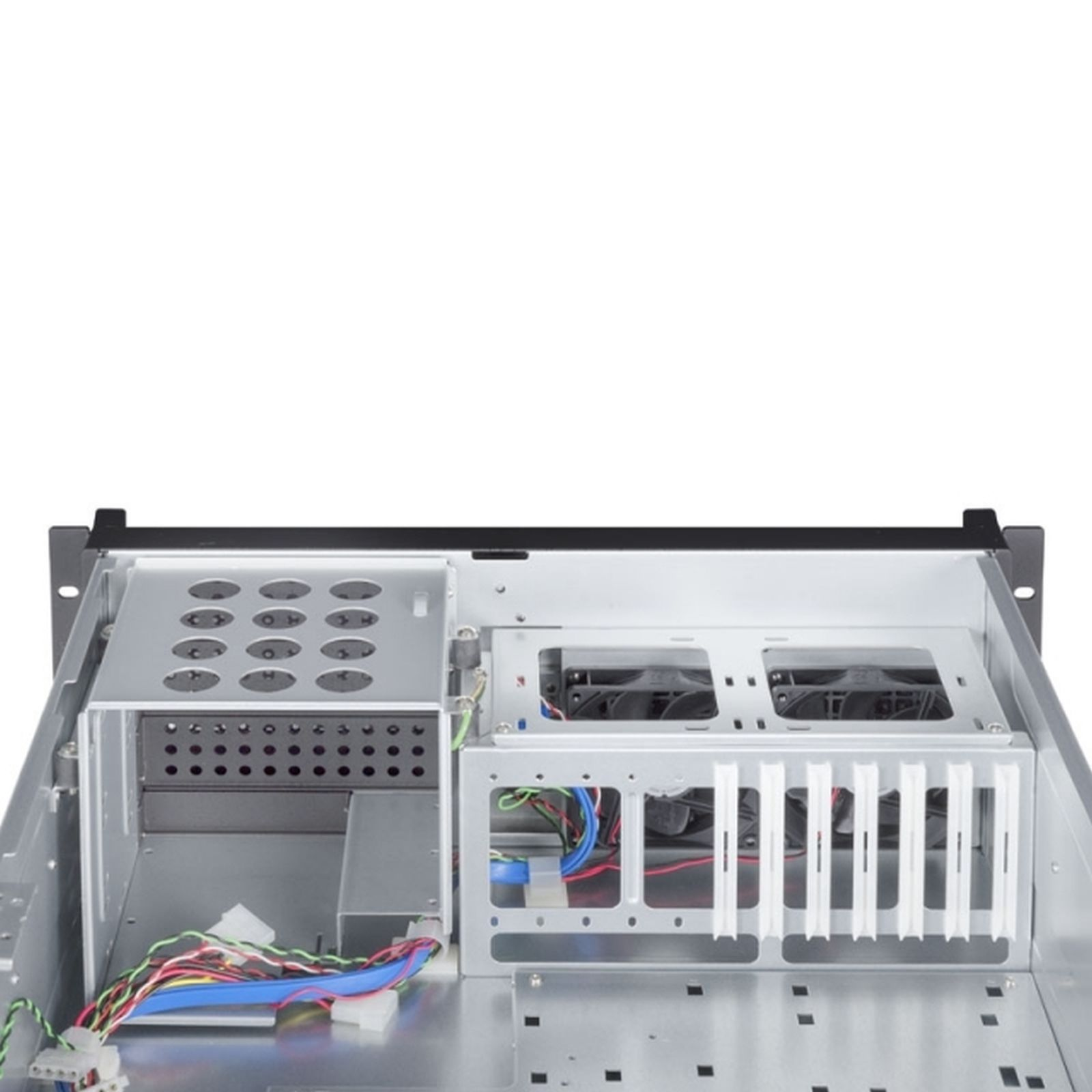 Intérieur ouvert d'un boîtier de serveur informatique avec ventilateurs, câblage et composants métalliques. Vide.